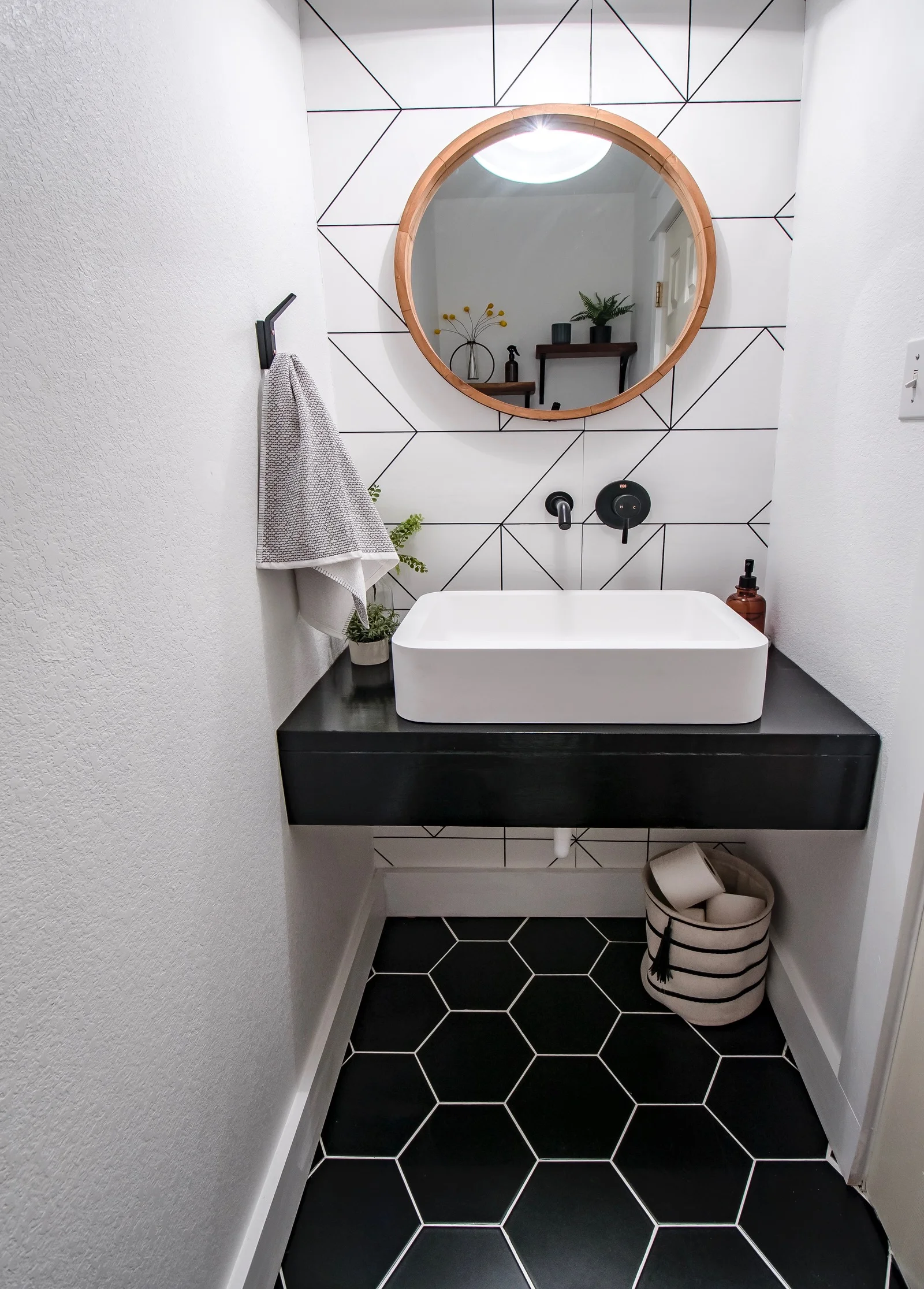 MAKING A MAJOR STATEMENT IN A SMALL BATHROOM