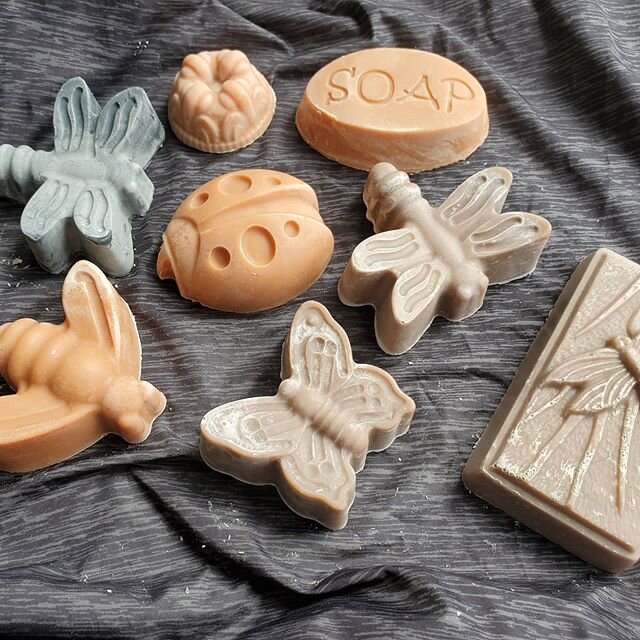 Help keep bugs away naturally!  These Cute Critters soaps are scented with cedarwood and eucalyptus and coloured with natural kaolin clays.  They're pretty and super useful.  Take a couple to your lake or forest retreat.  There's no sulfates or phosp