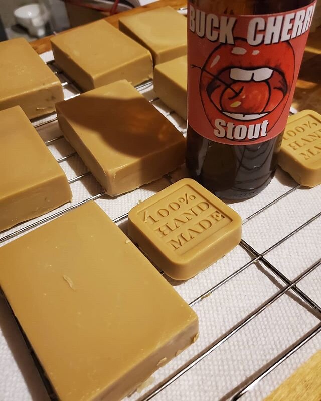 Scenes from the Soap Lab today!
My lovely friends @iamdanthefan  and @jennifer_leclair gave me a couple bottles of their homebrew for my birthday: one to enjoy and one to turn into soap 🥰.
I just unmoulded my latest creation with their Buck Cherry s