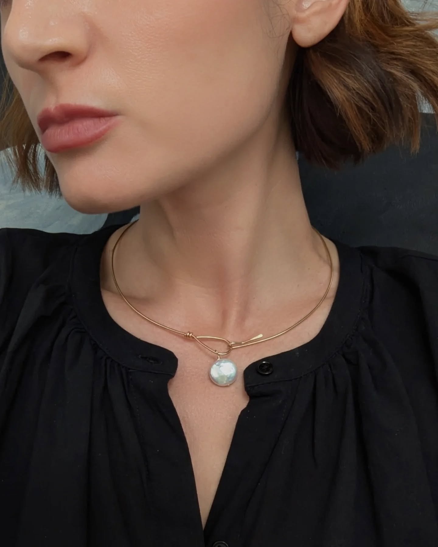 Been wearing the Amphitrite Collar on repeat this week.  Simple and elegant, I like it best with an open neckline and jeans.  Available in both gold and silver 💛🩶
#minimalfashion #neutralstyle #effortlesschic