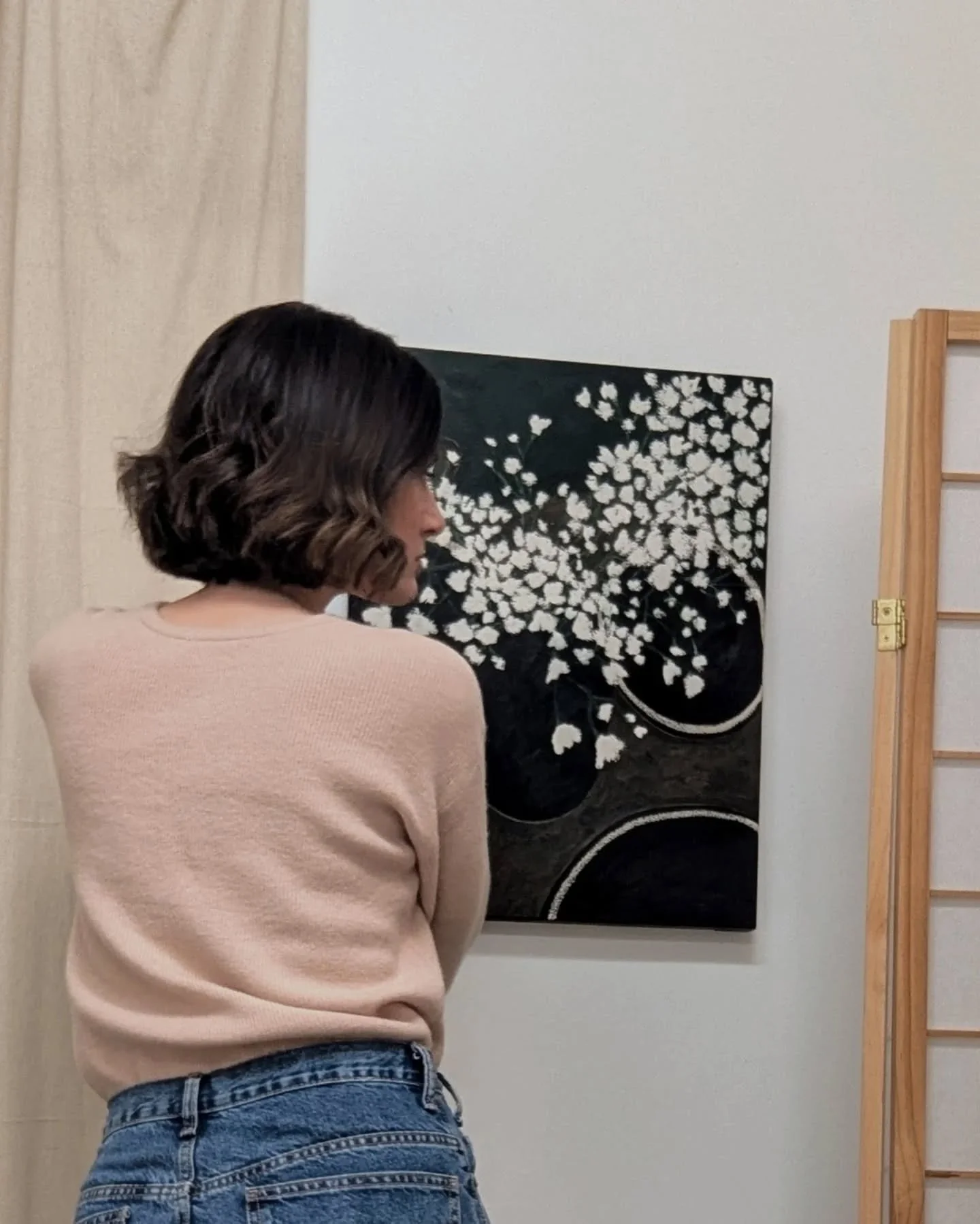 Still one of my favorite paintings ~ Baby&rsquo;s Breath on the Dining Room Table.
The flowers were leftovers from a jewelry photoshoot with @somekindawilderness many moons ago, gathered back onto the table at the end of the day.
I love that painting