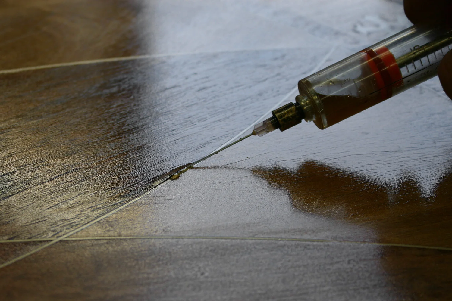 Stabilizing loose veneer by injecting animal hide adhesive between layers