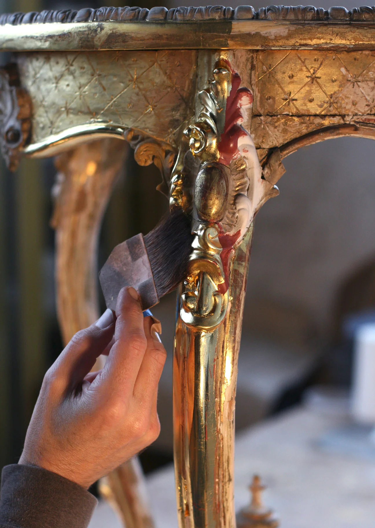 Laying gold leaf