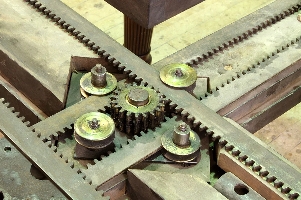 Central section of the telescopic screw mechanism prior to treatment