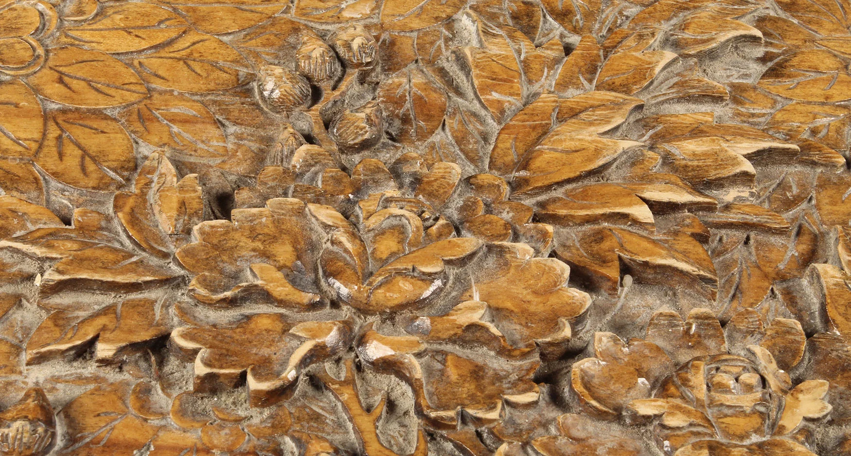 wood-carvings-dust-cumulation.jpg
