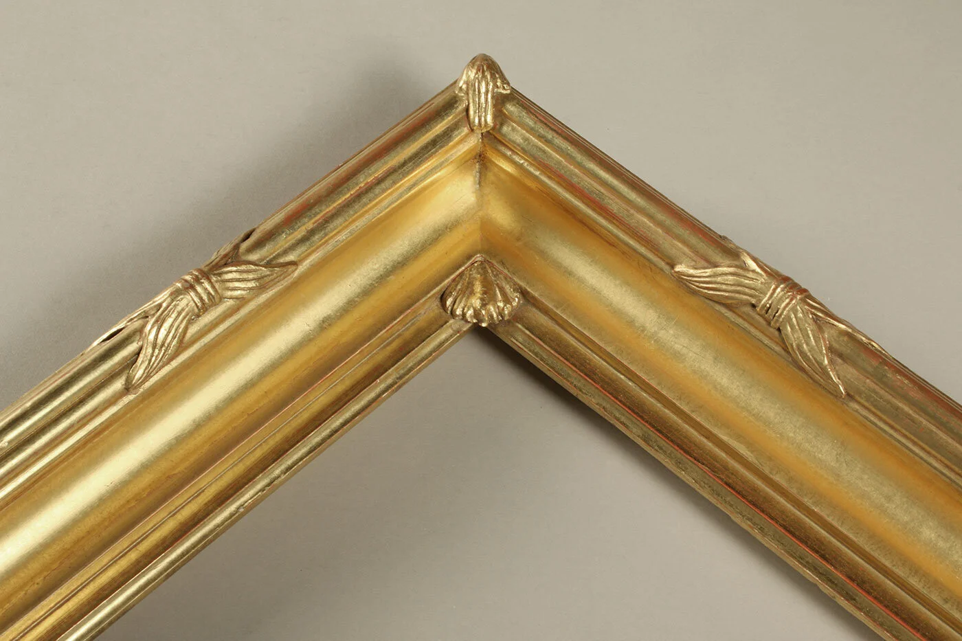 closed-corner-gilded-art-frame.jpg