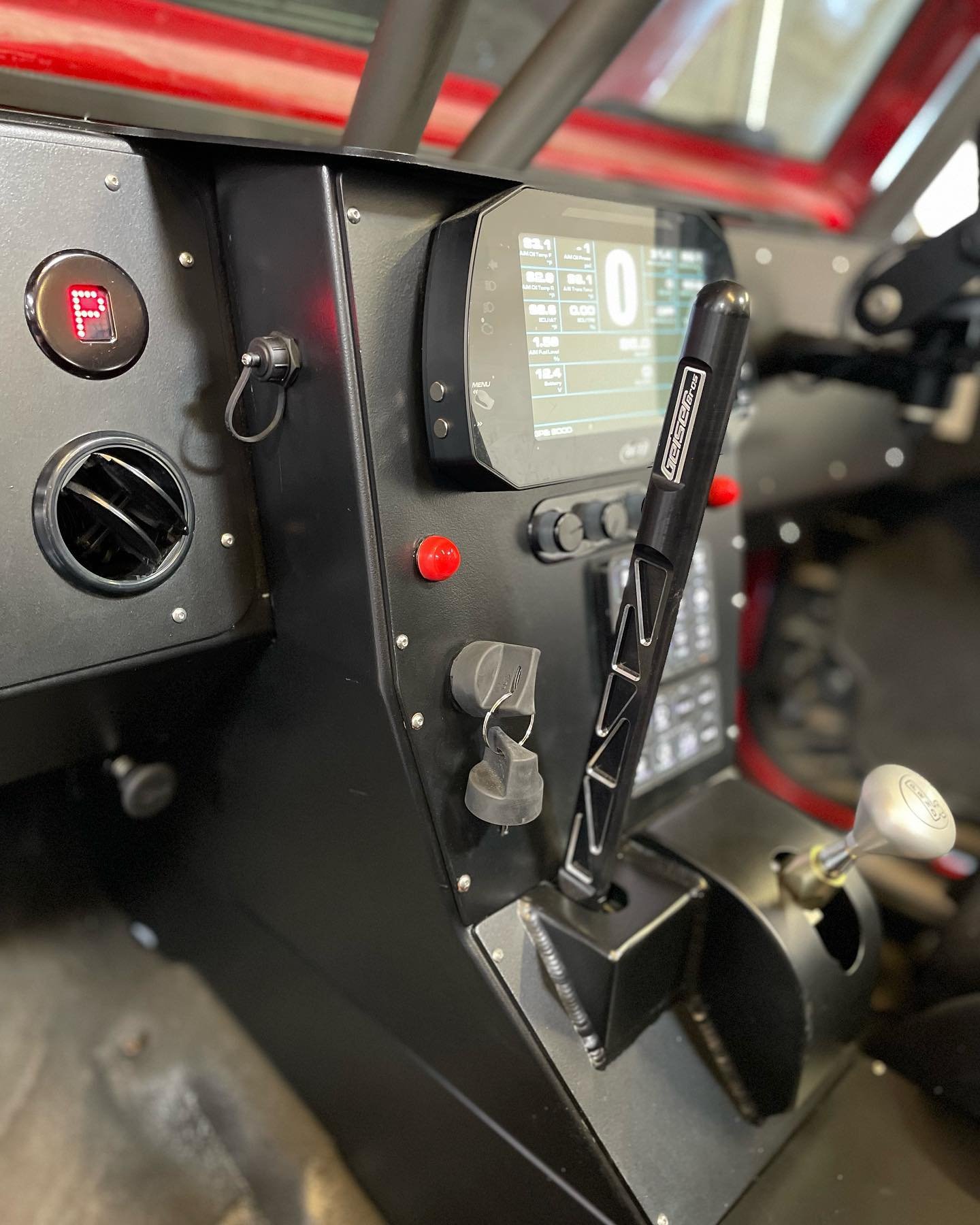 Interior shots of the recently completed Jeep Jk unlimited. The entire interior was gutted in favor of an @genrightoffroad aluminum dash, the read passenger area was paneled in to cover equipment and storage.  Along with the trans and oil coolers mou