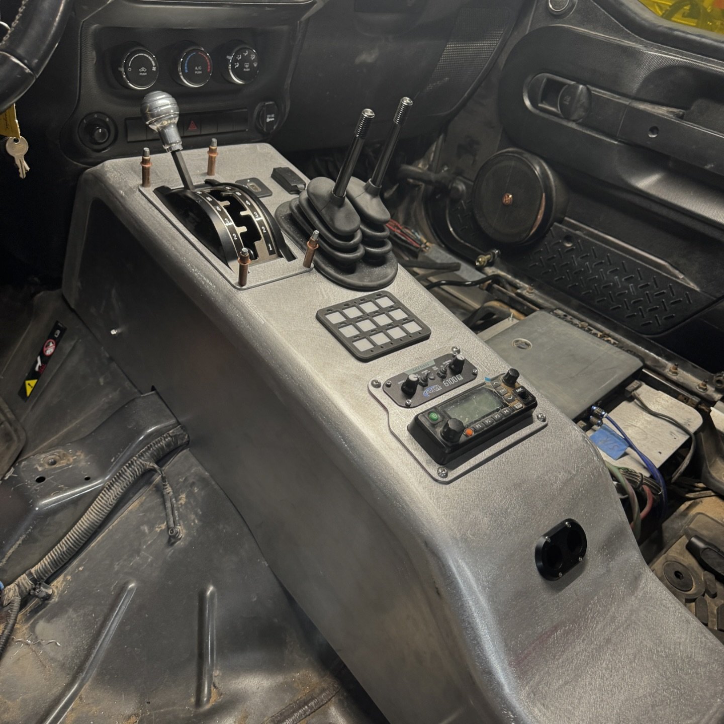 The center console coming out killer on @the_bombshell_jku Jeep wrangler build.  @alldayfab was able to lay put the shifter and switch panel in easy locations for operation while driving. While also flowing nicely off the factory dash.  It will also 