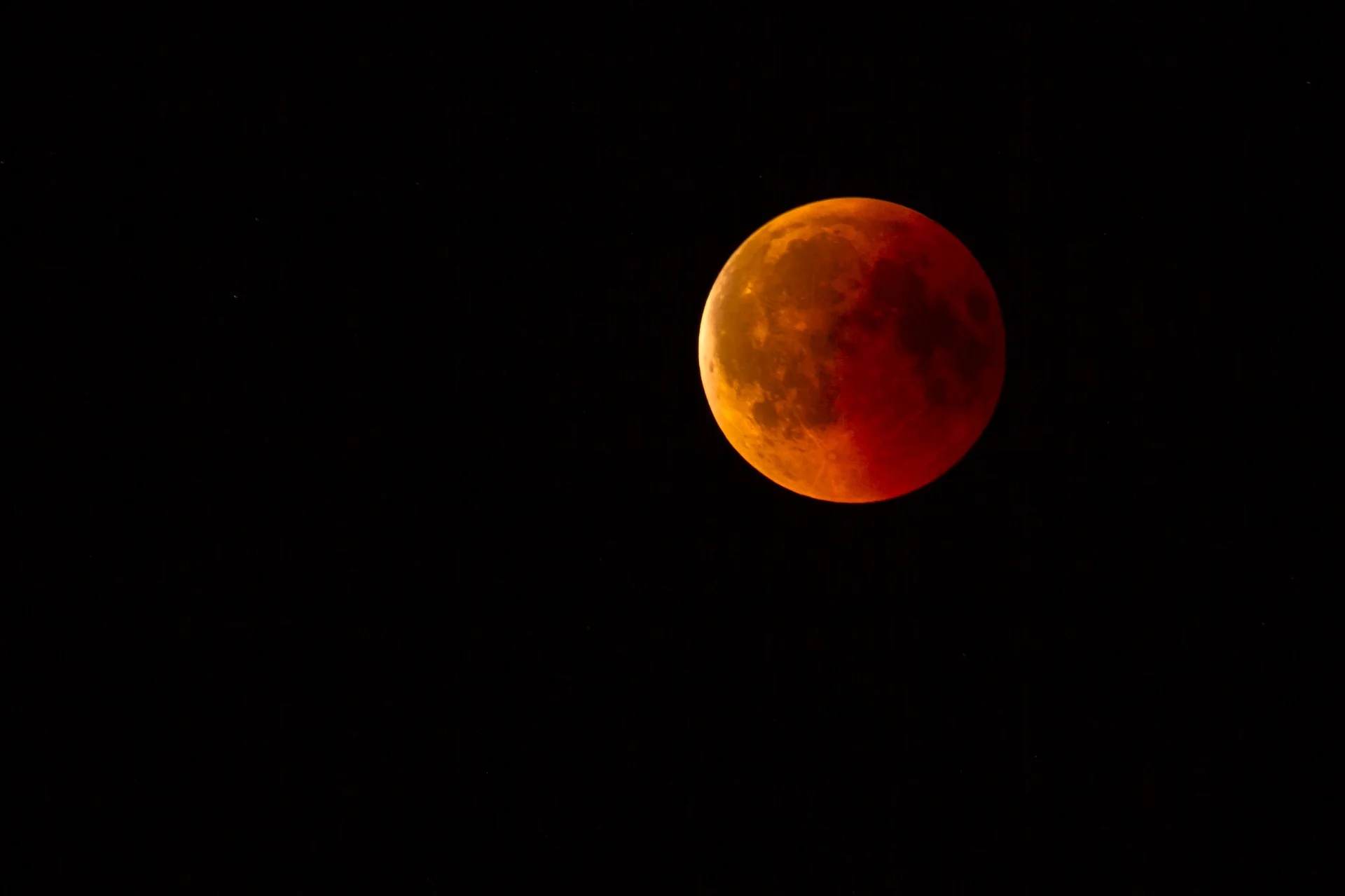 lunar-eclipse-3568801_1920.jpg