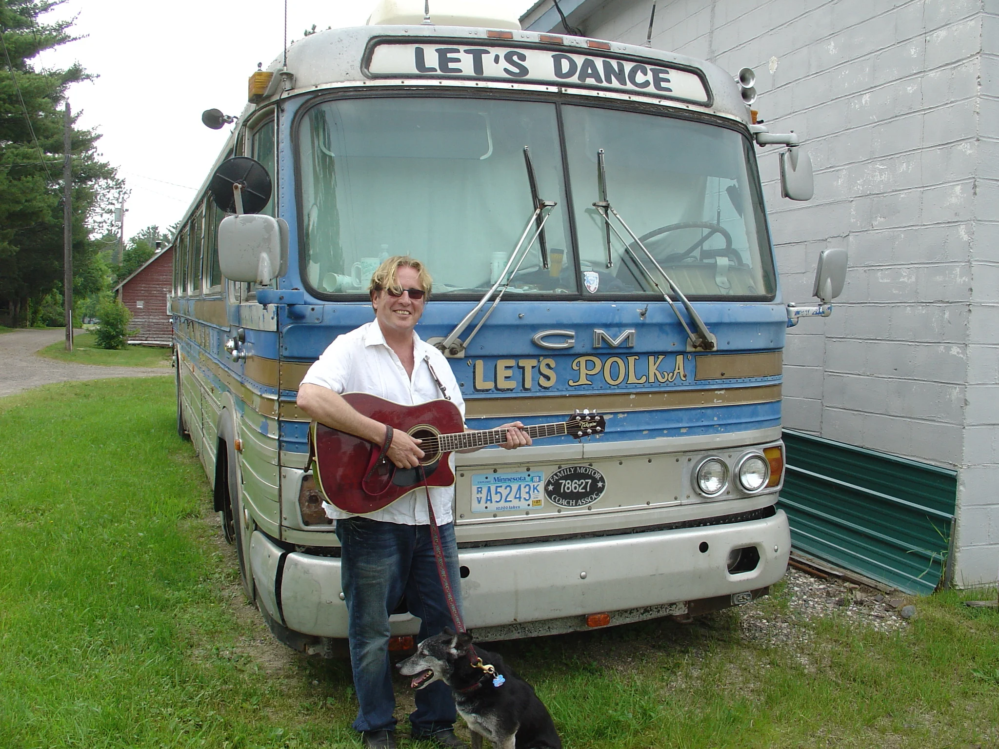 paul-metsa-bus-lets-polka.jpg