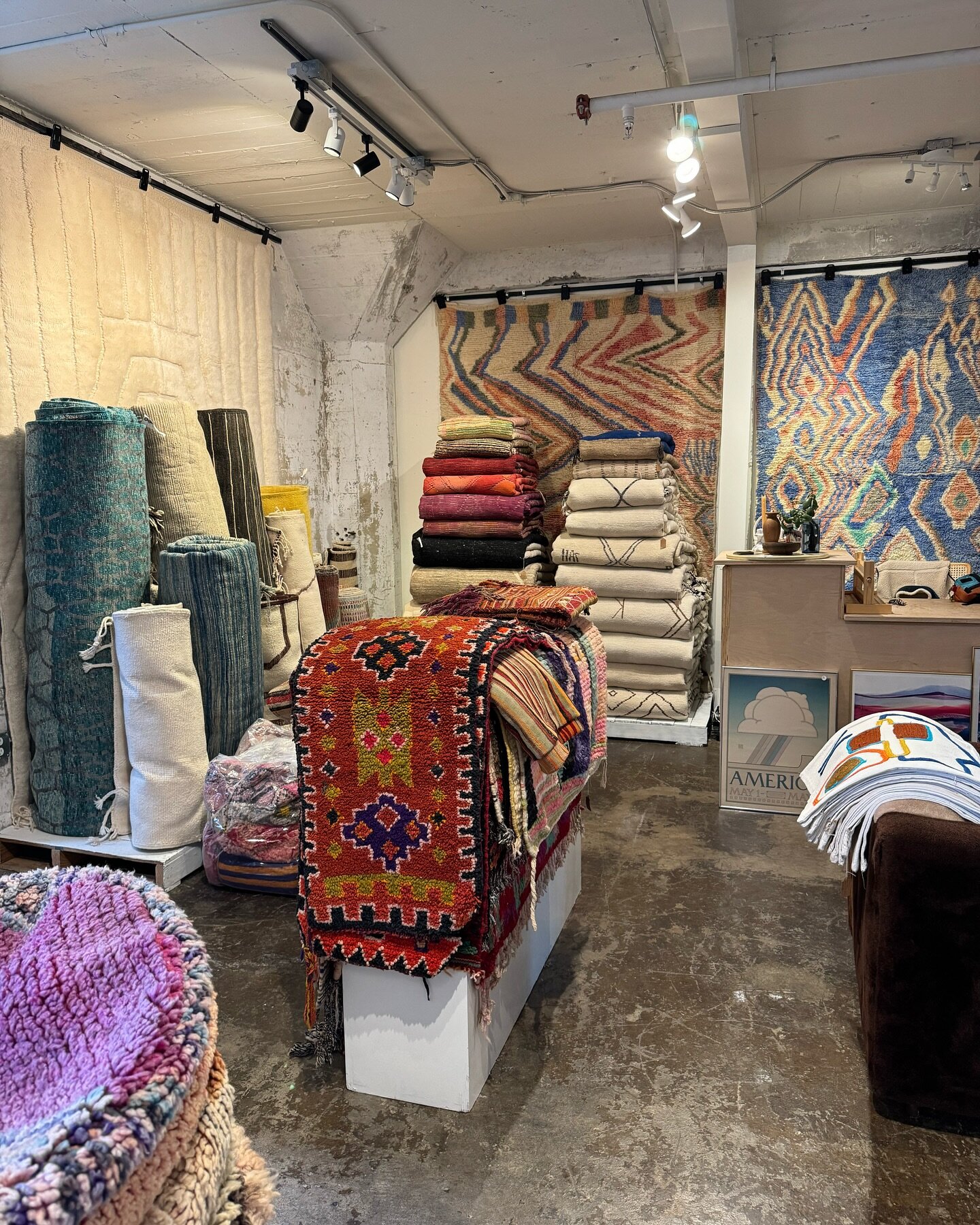 A Gloomy Saturday outside but its beautiful inside 😍, Saturdays 11-6pm ..
&bull;
#moroccanrugs #contemporaryrugs #vintagerugs #handmaderugs #berberrugs #interior #bohochic #chicdecor #floorart #ruglove #madeinmorocco🇲🇦