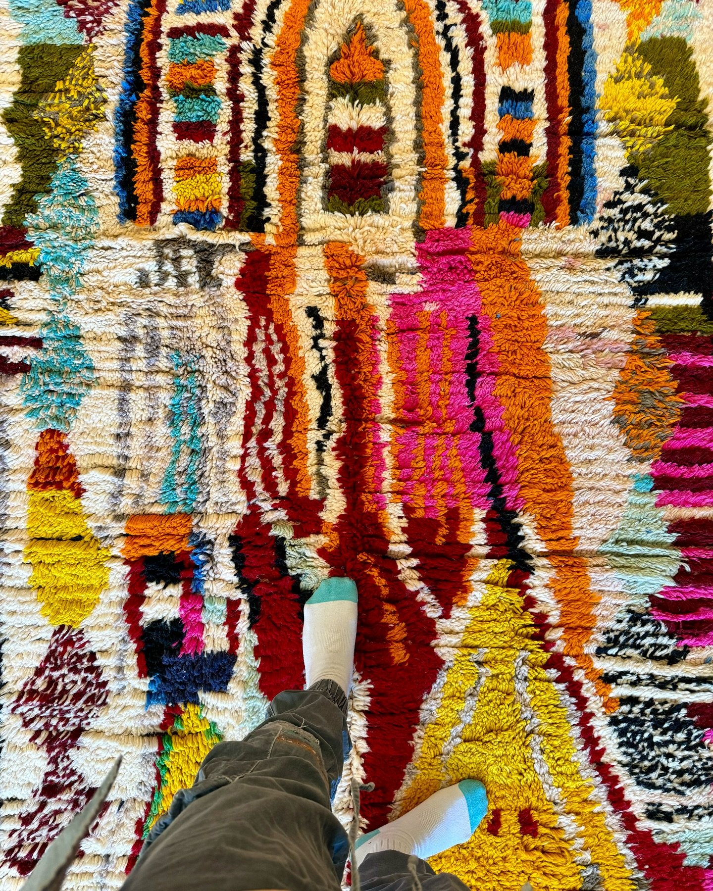 😍 Every thread tells a vibrant story of abstraction and psychedelia 🍭.
-Boujad Rug-5&rsquo;x8&rsquo;ft, dm for $ and full picture.
&bull;
#moroccanrugs #boujadrugs #interiordesign #chicdecor #handmaderugs #contempraryrugs #home
#madeinmorocco🇲🇦