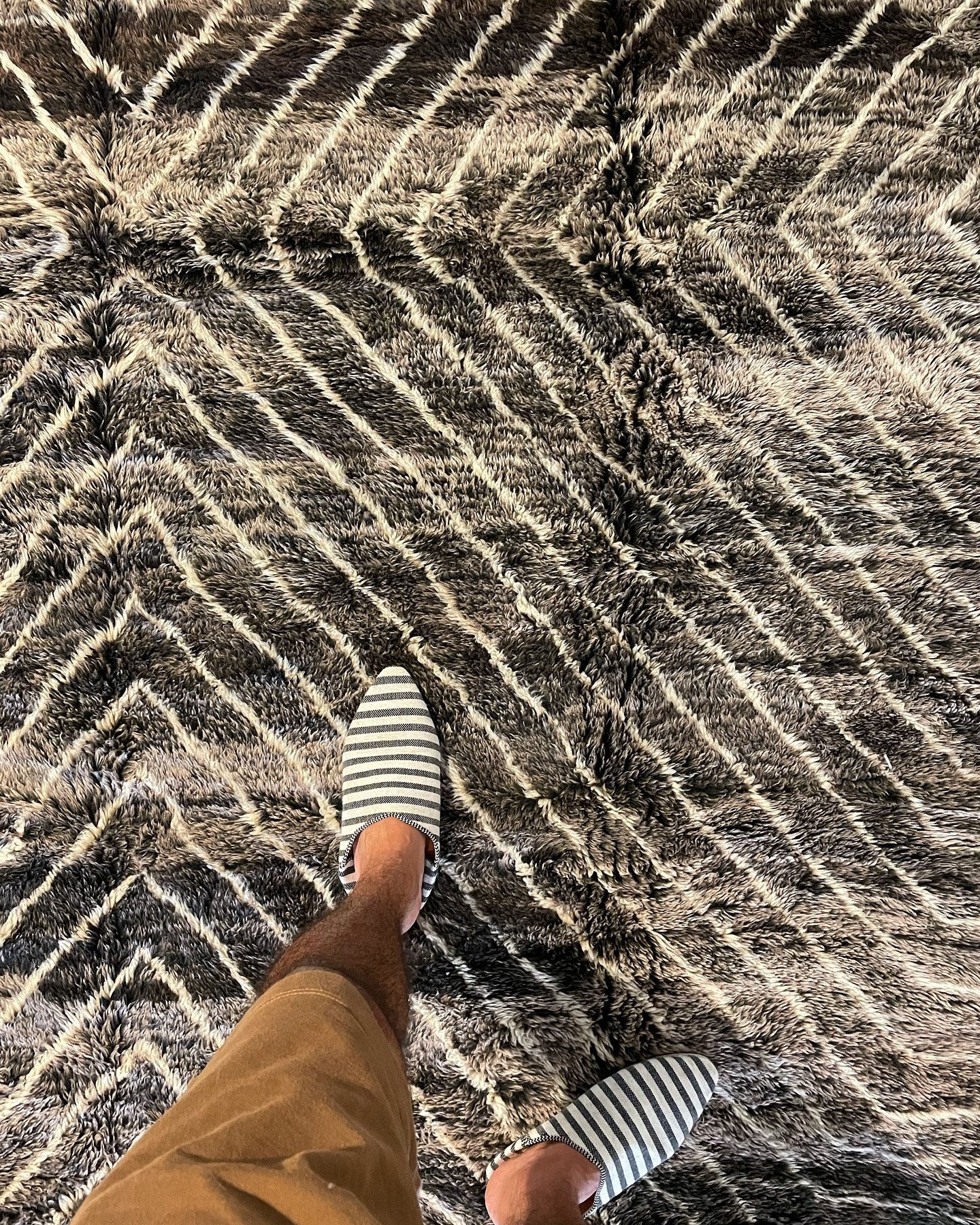 Such a beautiful composition 😍, this rug crafted in Morocco with the finest New Zealand wool, this exquisite rug blends tradition with luxury, offering timeless elegance and exceptional quality.
&bull;
#moroccanrugs #berberrugs #home #interiordesign