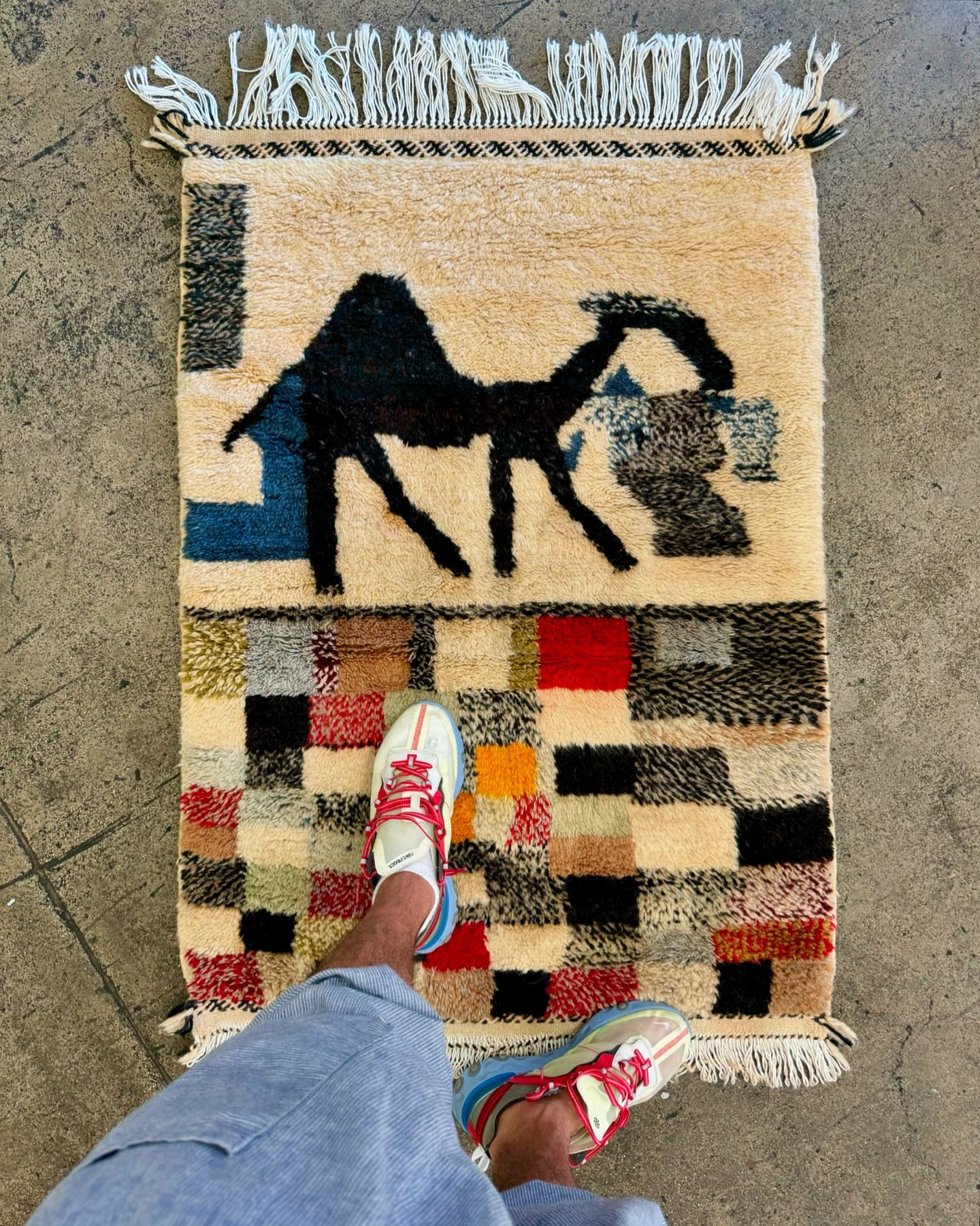🐪💙🐪 Super fun artful petite piece from taznaght, size 2&rsquo;5&rdquo;x 3&rsquo;5&rdquo; ft. 
&bull;
#moroccanrugs #handmaderugs #berberrugs #interiordesign #homedecor #interiors #bohochic #chicdecor #contemporaryrugs #madeinmorocco🇲🇦