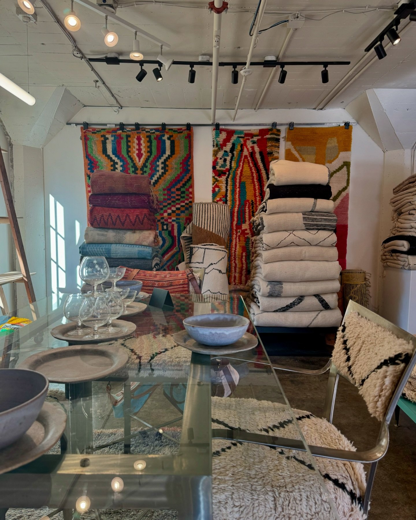 🤗.
&bull;
#moroccanrugs #handmaderugs #vintagerugs #contemporaryrugs #berberrugs #madeinmorocco #interiordesign #bohochic #chicdecor #design #ruglove