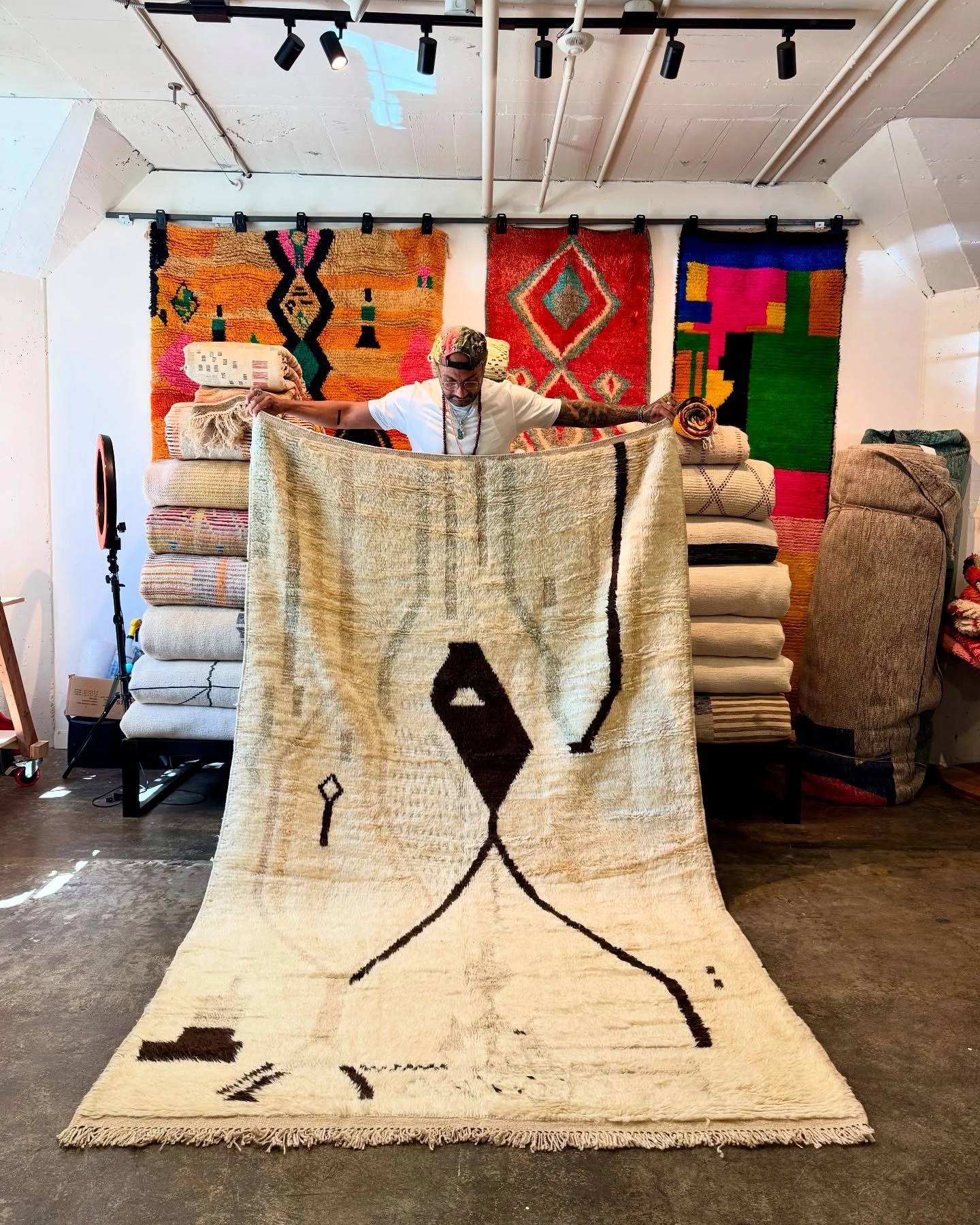 😍 Artful contemporary piece from Taznaght, woven with the finest wool and a silky-like pile that feels as luxurious as it looks. Size 5&rsquo;5 x 8&rsquo; ft &mdash; DM for more pics, pricing, or any questions.
&bull;
#moroccanrugs #berberrugs #hand