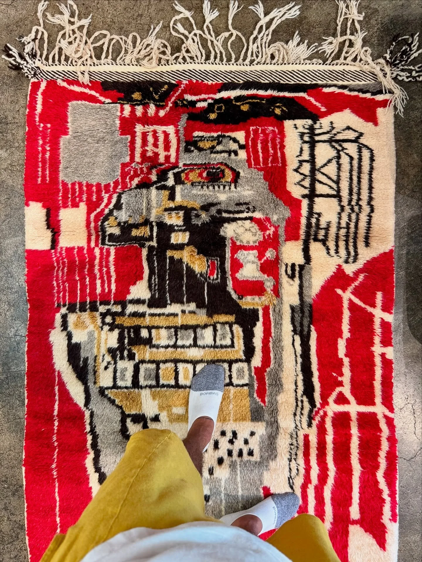 A little piece of art from Taznaght 👻.
Size: 3&rsquo;5&rdquo;x5&rsquo;5&rdquo;ft. Artful piece good for both the floor or as a wall hanging. Dm for $$. 
&bull;
#moroccanrugs #taznaghtrugs #contemporaryrugs #modernrugs #floorrugs #interiordesign #int