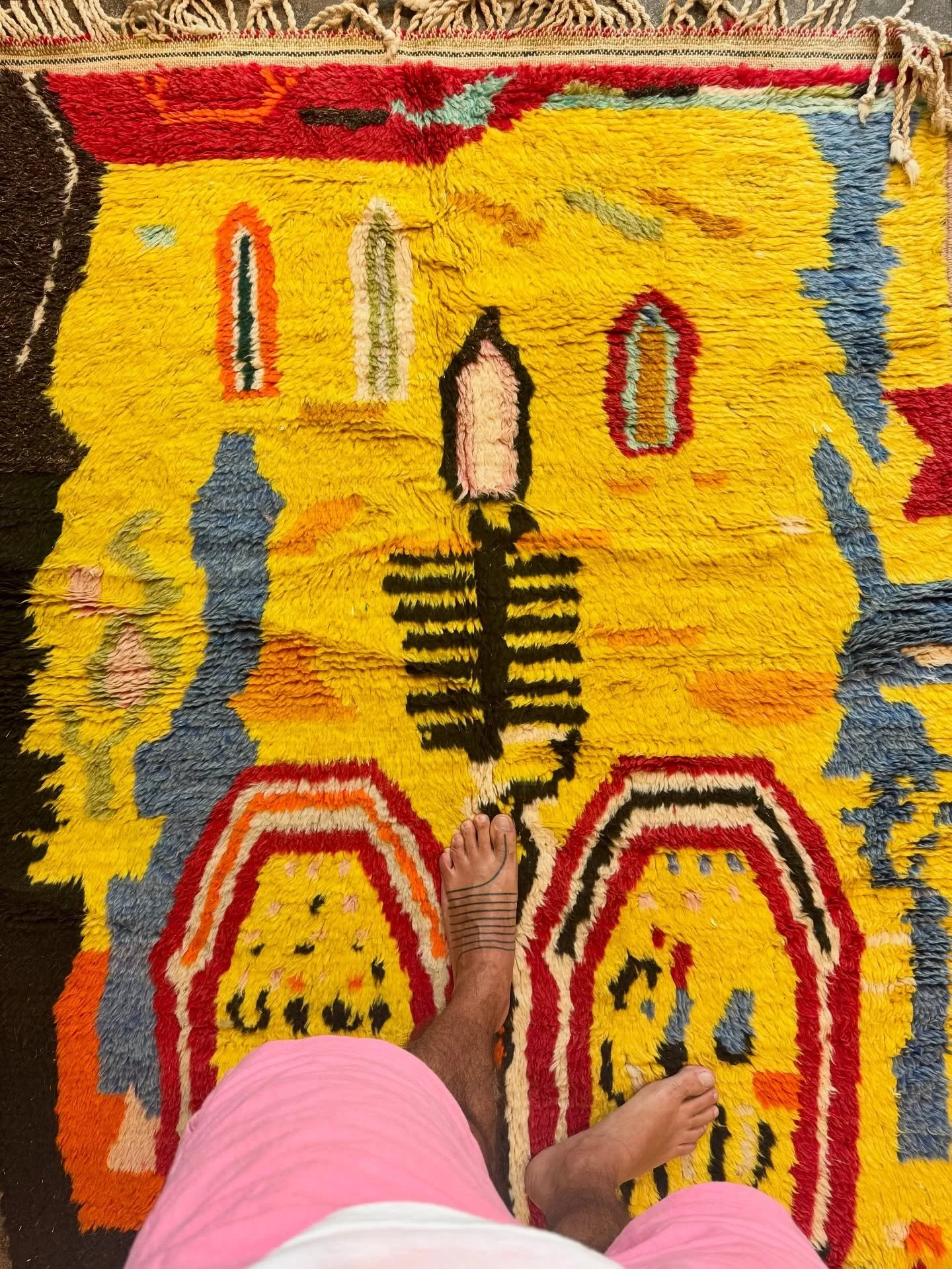 🤗 A beautiful piece from Taznaght region size 4&rsquo;x5&rsquo;5ft, dm for price and additional photos ☀️.
&bull;
#moroccanrug #vintagerugs #contemporaryrugs #interiordesign #interiordecor #home #arearugs #tapis #berberrugs #handmaderugs #bohorug #b