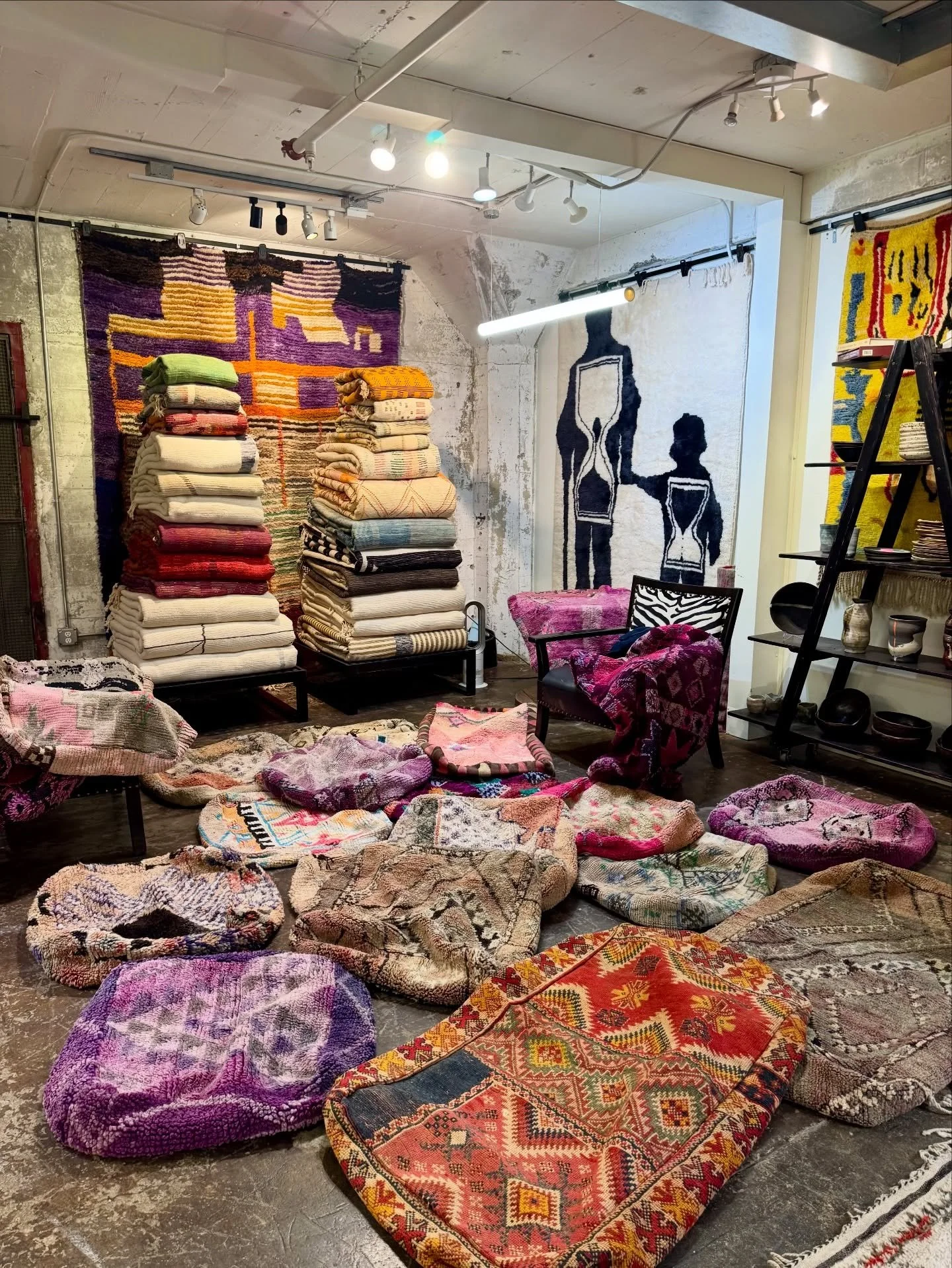 Our beautiful poufs are officially re-stocked for the holidays ✨
Available in both Large &amp; Square sizes.
DM for more photos and pricing! 
&bull;
#moroccanrug #vintagerugs #contemporaryrugs #interiordesign #interiordecor #home #arearugs #tapis #be