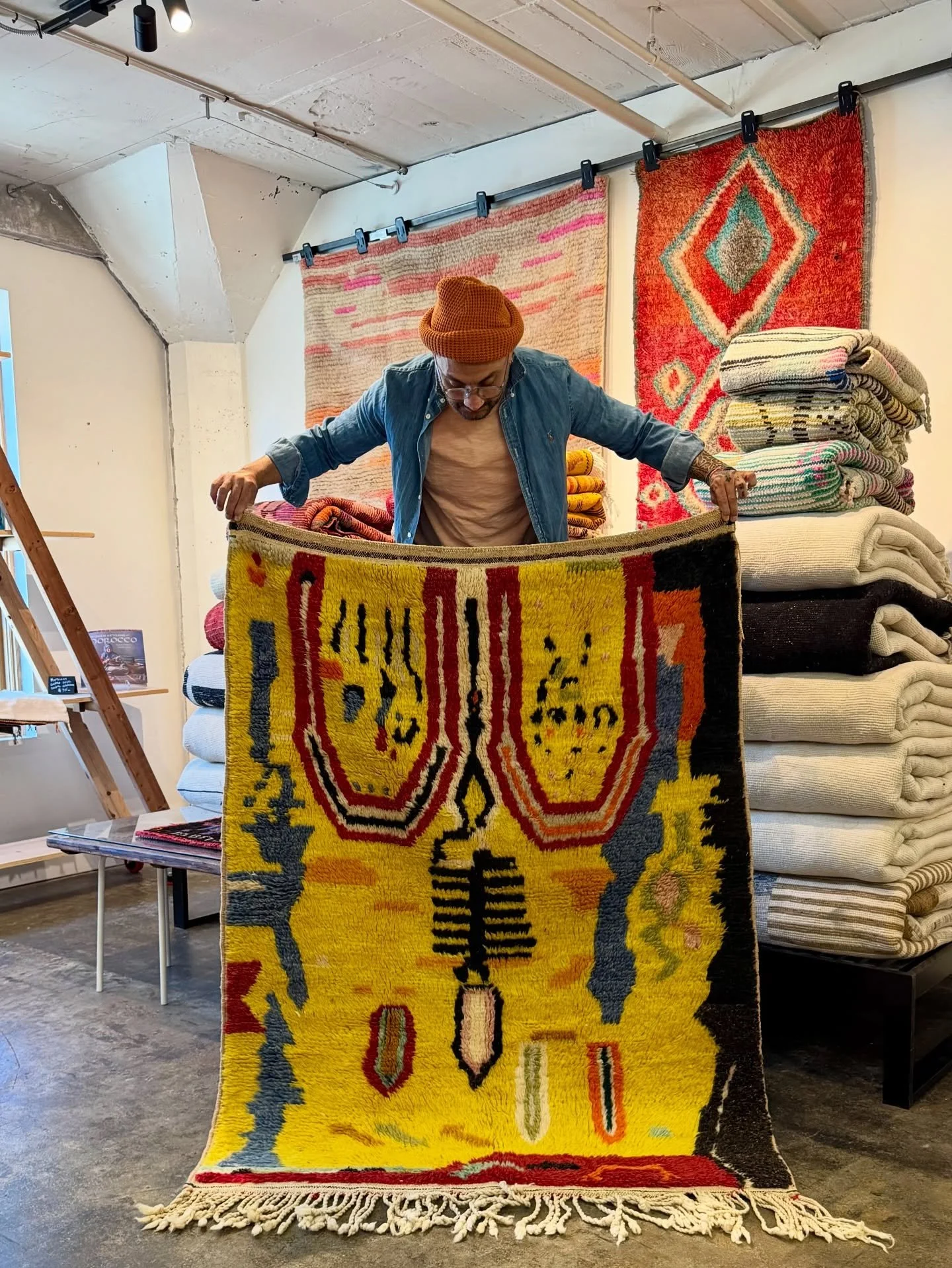 💛.
&bull;
#moroccanrug #vintagerugs #contemporaryrugs #interiordesign #interiordecor #home #arearugs #tapis #berberrugs #handmaderugs #bohorug #bohochicstyle #madeinmorocco #kechmaradesigns