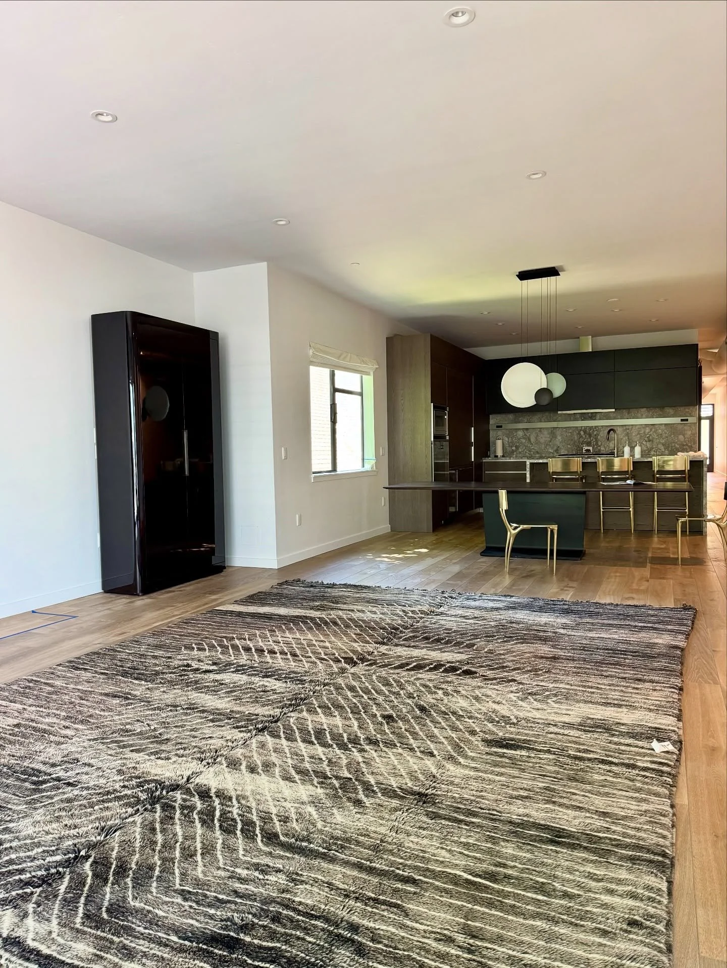 First the rug 😍. 
&bull;
#moroccanrug #vintagerugs #contemporaryrugs #interiordesign #interiordecor #home #arearugs #tapis #berberrugs #handmaderugs #bohorug #bohochicstyle #madeinmorocco #kechmaradesigns