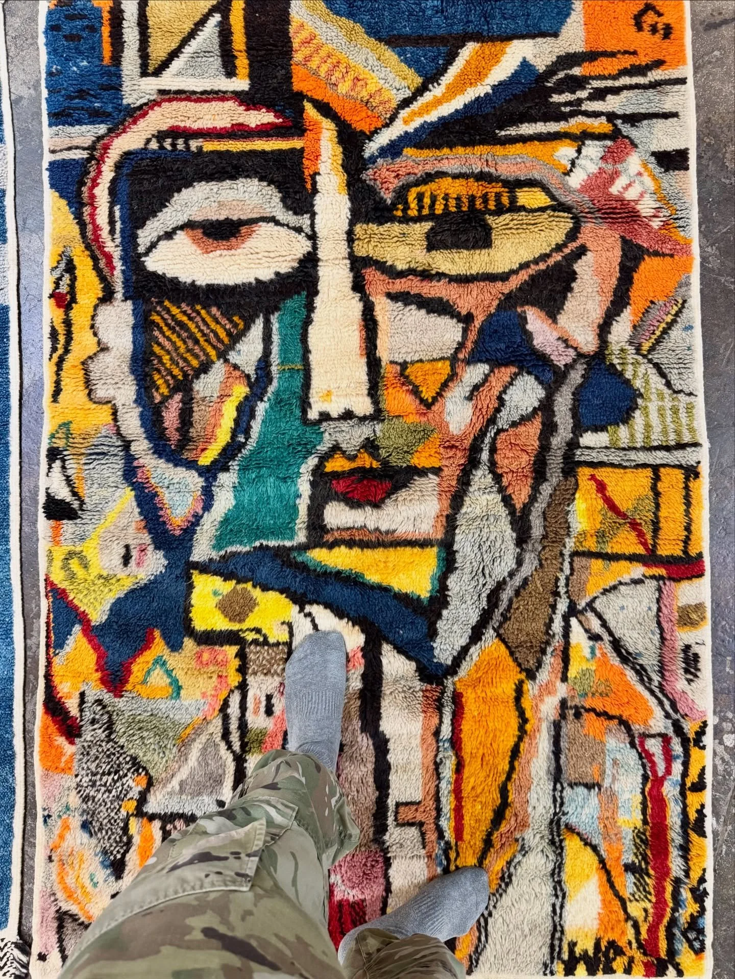 🎨. 
&bull;
#moroccanrug #vintagerugs #contemporaryrugs #interiordesign #interiordecor #home #arearugs #tapis #berberrugs #handmaderugs #bohorug #bohochicstyle #madeinmorocco #kechmaradesigns