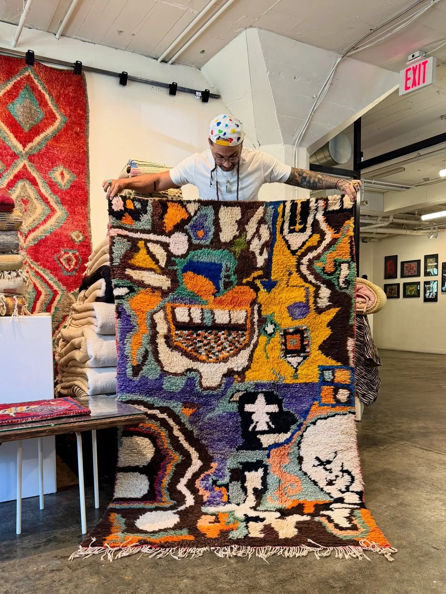 😍 Super beautiful Artful piece from Boujad, size 4&rsquo;2x7&rsquo;ft. Dm for additional photos and price..
&bull;
#moroccanrug #vintagerugs #boujadrugs #contemporaryrugs #interiordesign #interiordecor #home #arearugs #tapis #berberrugs #handmaderug