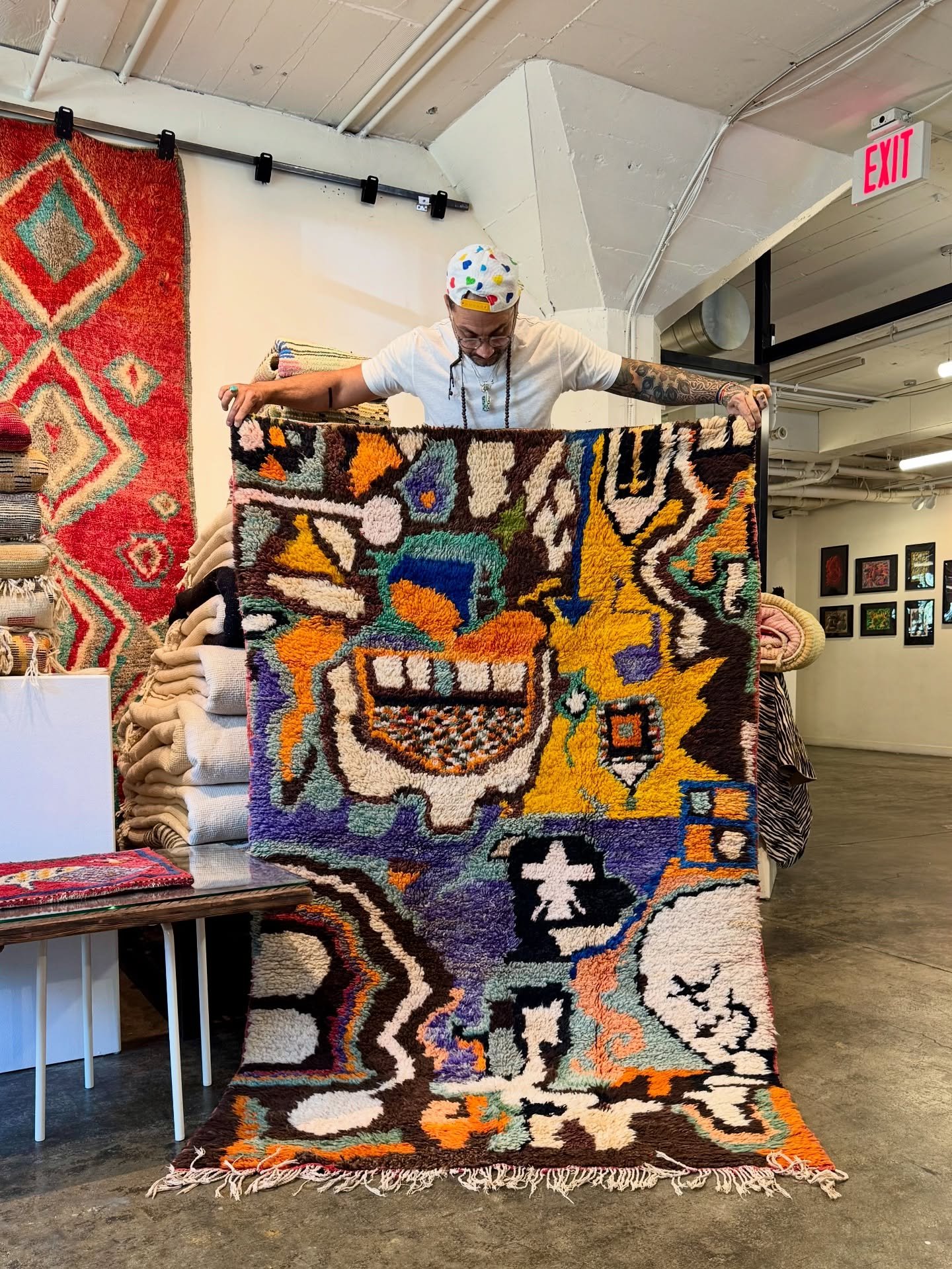 😍 Super beautiful Artful piece from Boujad, size 4&rsquo;2x7&rsquo;ft. Dm for additional photos and price..
&bull;
#moroccanrug #vintagerugs #boujadrugs #contemporaryrugs #interiordesign #interiordecor #home #arearugs #tapis #berberrugs #handmaderug