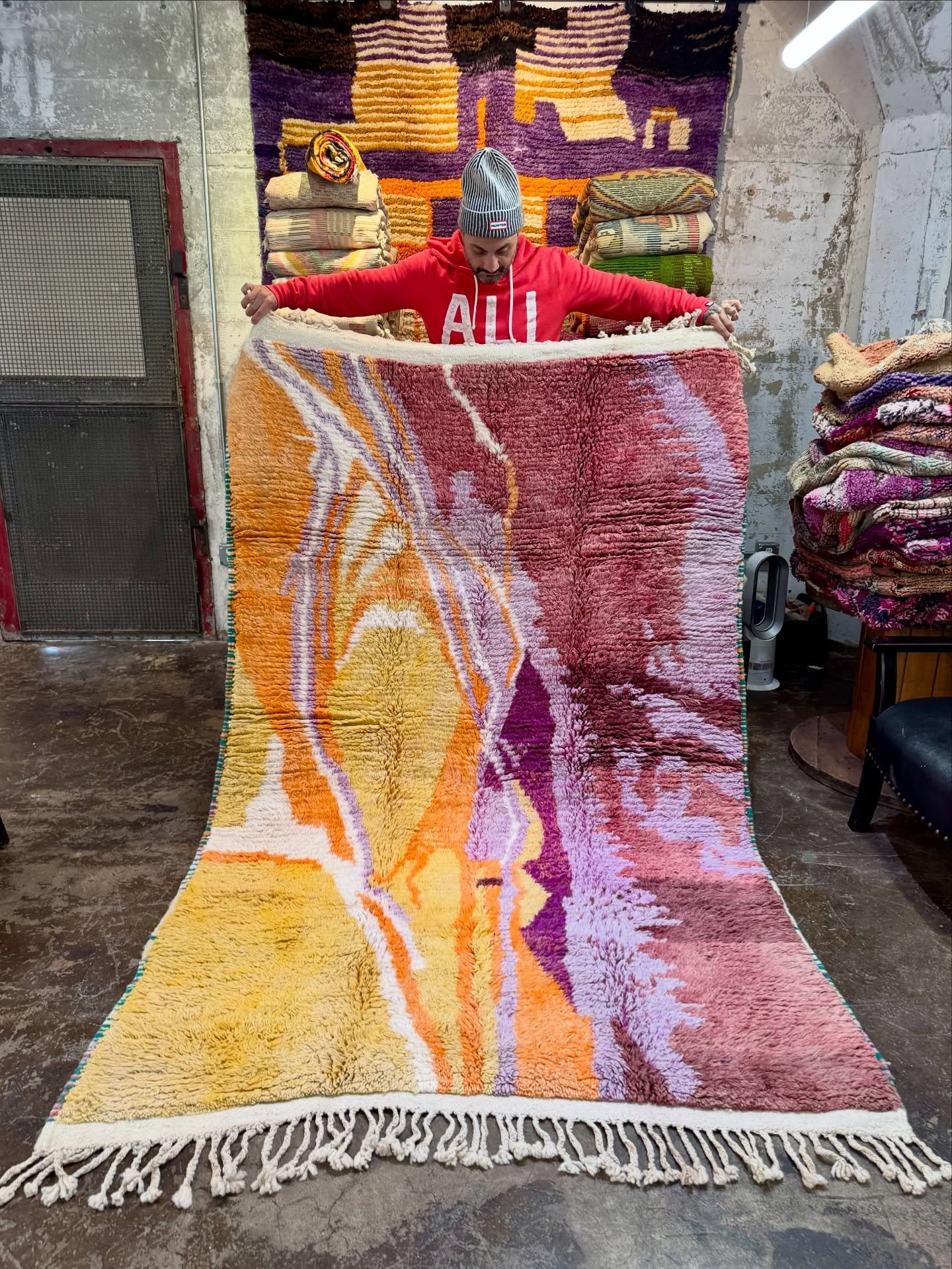 😍😍😍 A beautiful Boujad rug featuring a psychedelic composition that flows naturally&mdash;bold, soulful, and one of a kind ✨.
&bull;
#moroccanrug #vintagerugs #contemporaryrugs #interiordesign #interiordecor