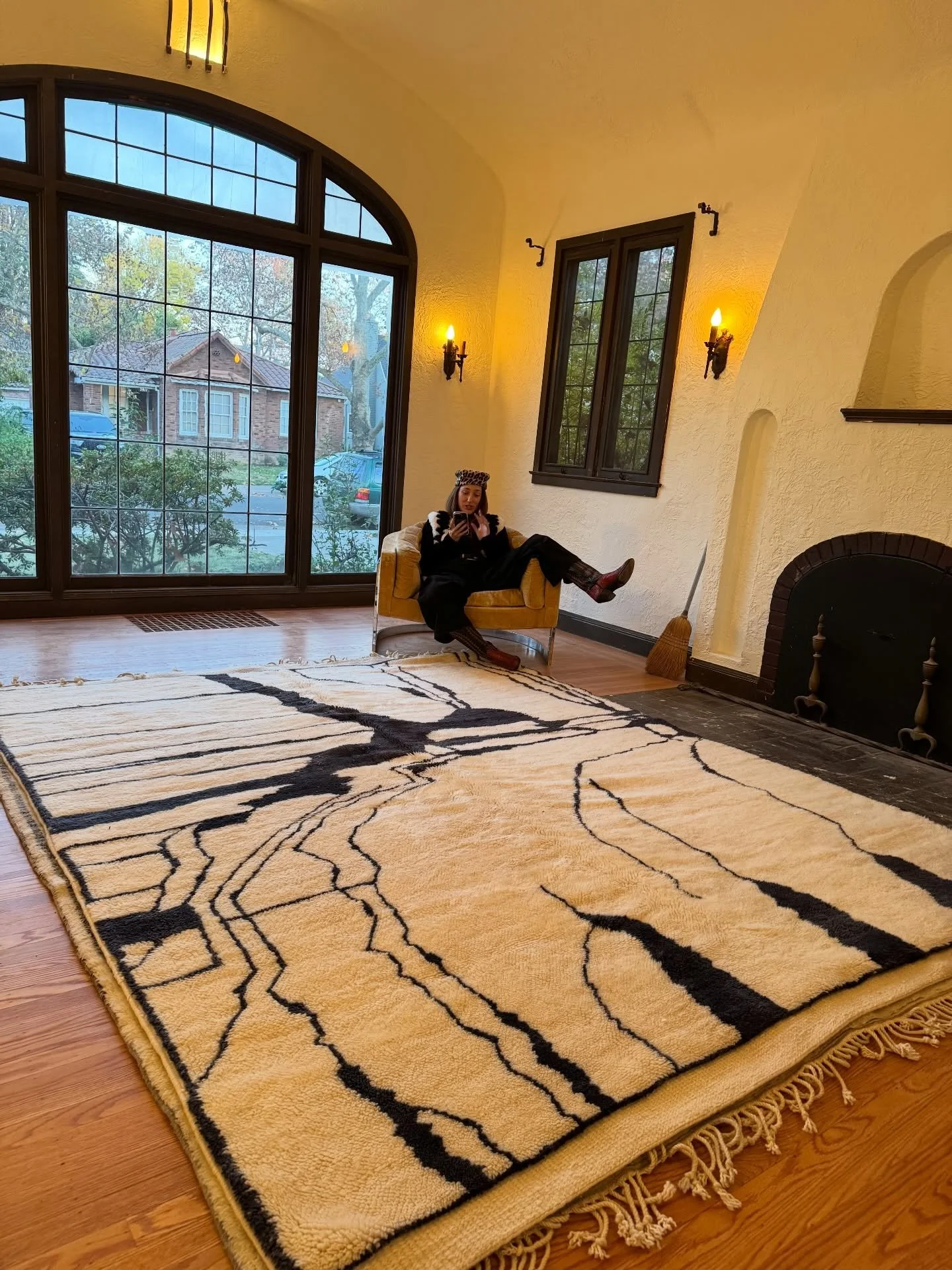 Juxtaposition 🫶🏽. 
&bull;
#moroccanrug #interiordesign #home #handmaderugs #berberrugs