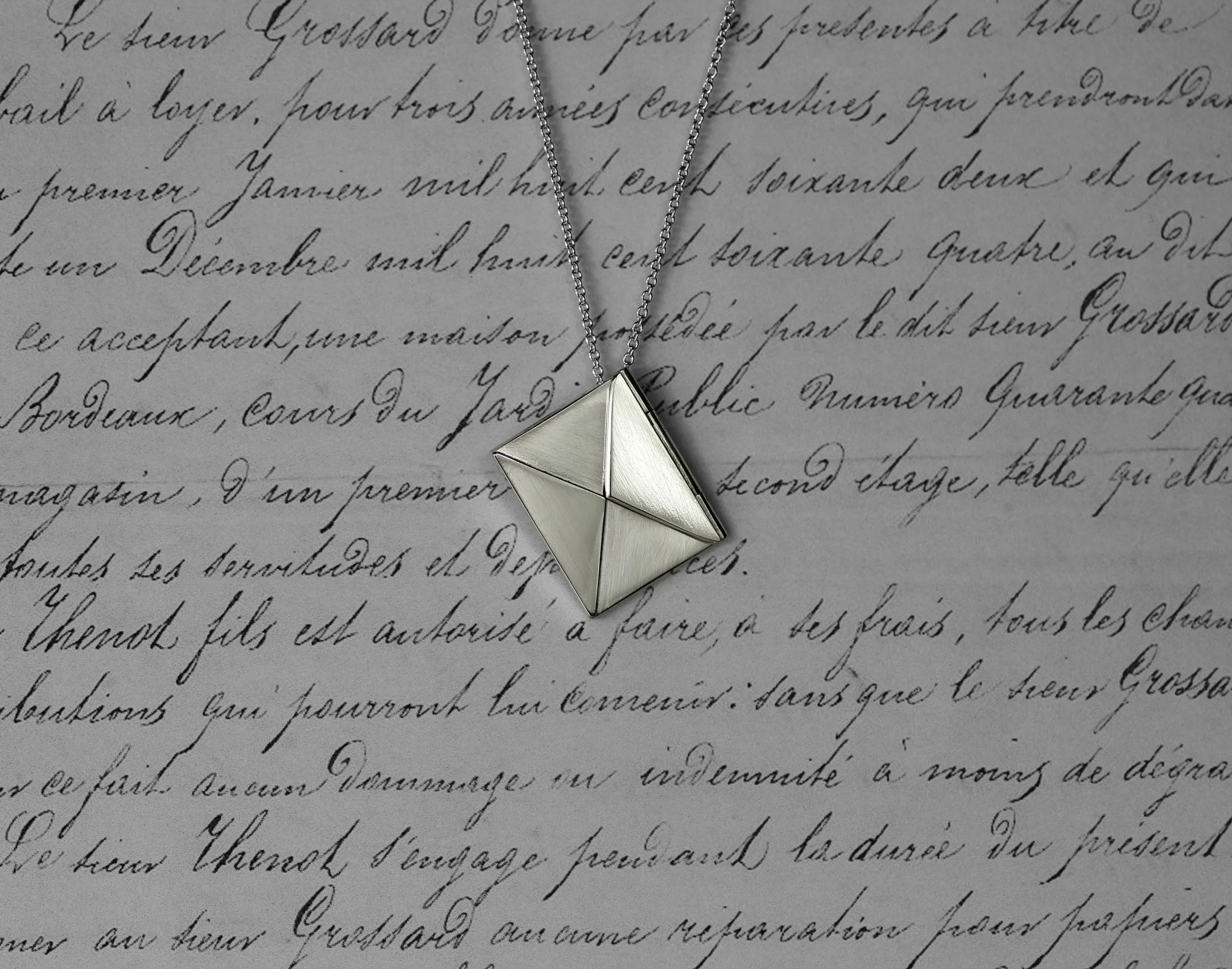 Locket-1c-min.jpg