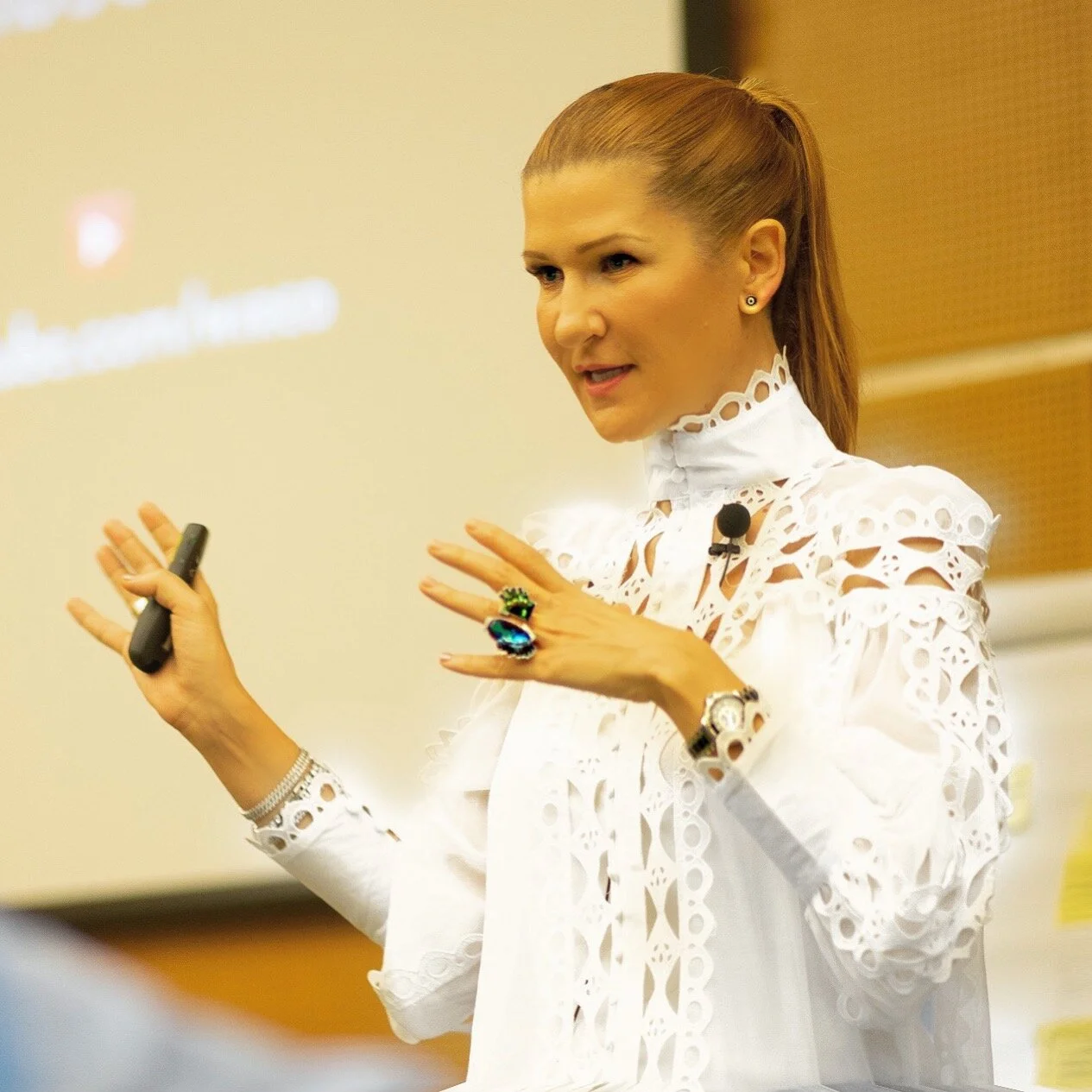 Loredana profile speaker 2.JPG