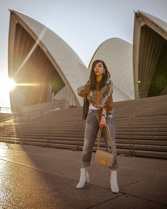 Happy weekend guys. A rare sight of me both being a tourist in Sydney and in Jeans. || top @sheikeandco jeans @zara .
.
.
.
.
.
.
.
.
#sydney #sydneyopera #weekendoutfits #weekendootd #whatiwore #stylefeed #stylepost #jeans #aussiefashionlabel #trave