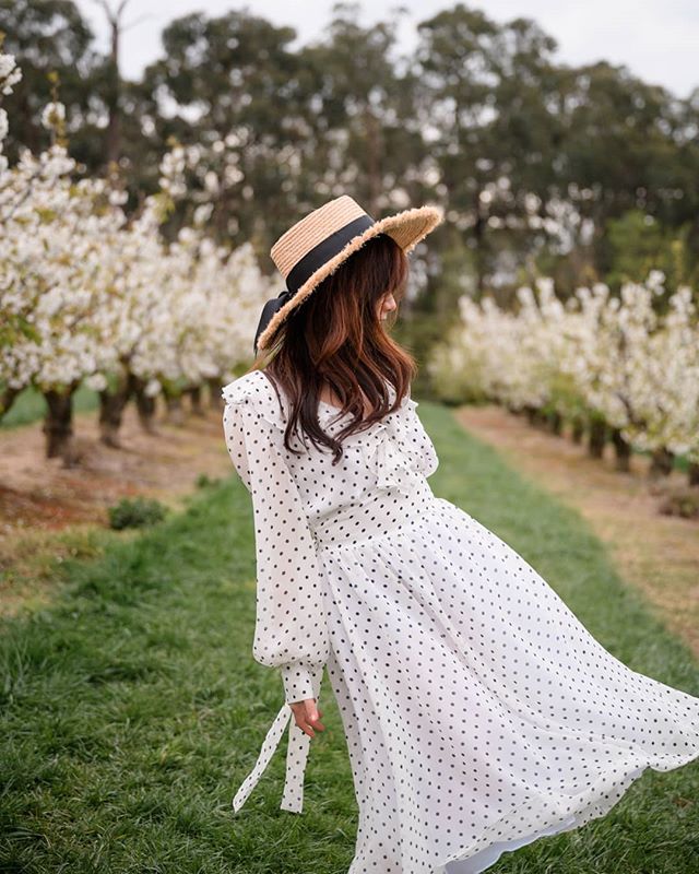New blog post alert 💕 I designed and made this dress, blogged about the design, the @dolcegabbana silk chiffon fabric, and the picturesque cherry blossoms orchard at @cherryhill_orchards where I took the photos.
.
Link in the bio👆 Happy Sunday
.
Ha