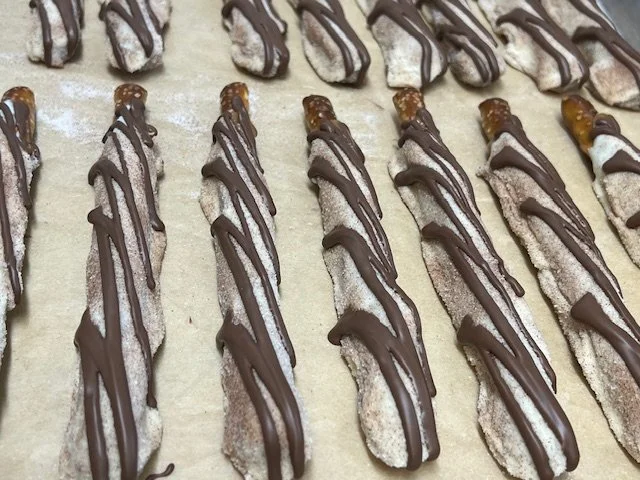 Cinnamon Pretzel Rod  (1ct)