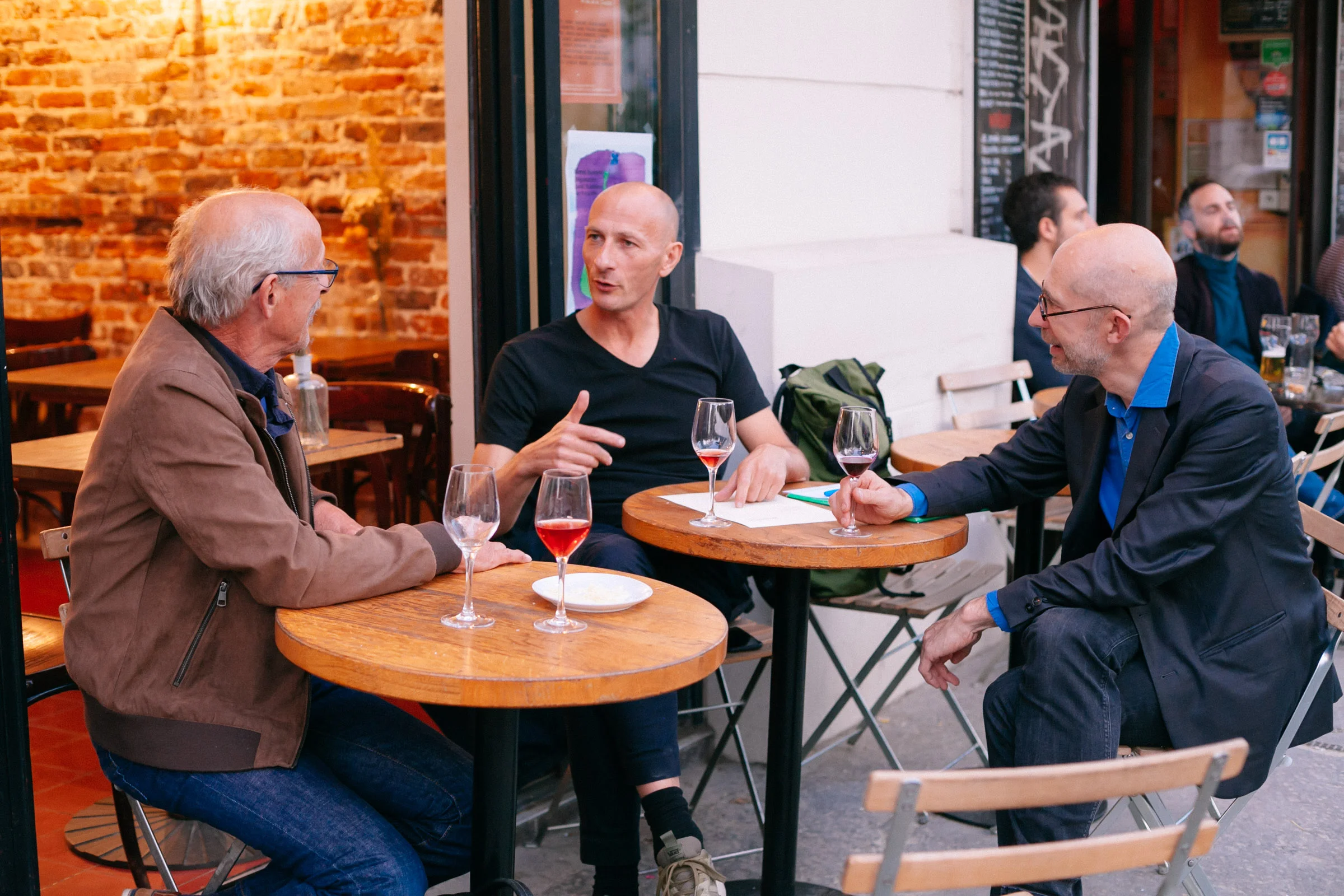 Causer vins et refaire le monde : une activité à plein temps…