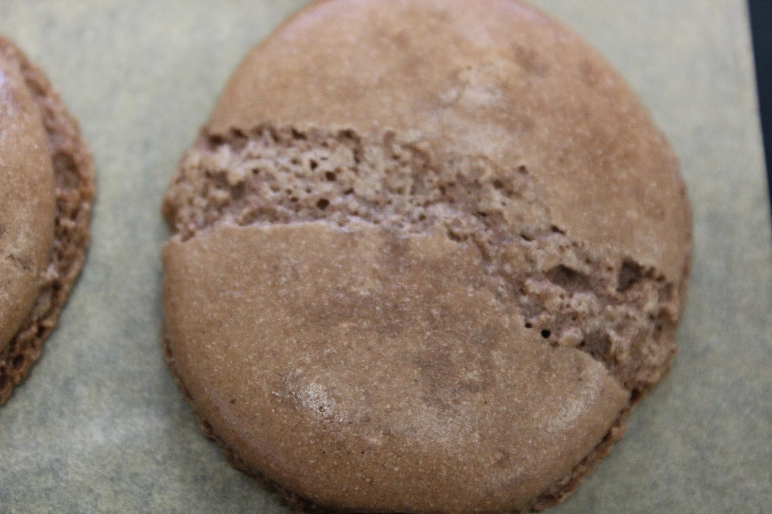 Le macaron fissuré : un scandale des temps modernes !