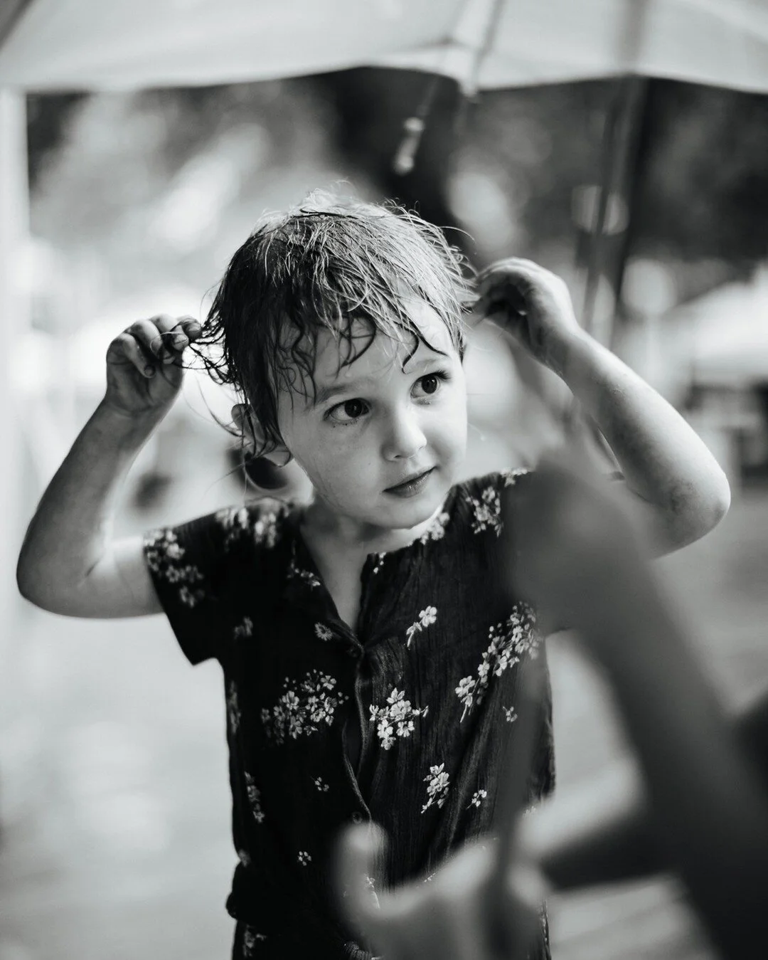 #kidswillbekids #familyphotography #fotografiarodzinna #fotografiarodzinnawarszawa #fotografwarszawa #warsawphotographer #fotografiadziecięca #lifestylephotography #monochromekids #unpluggedchildhood #warsawphoto #bw #bwphotography #portretydziecięce