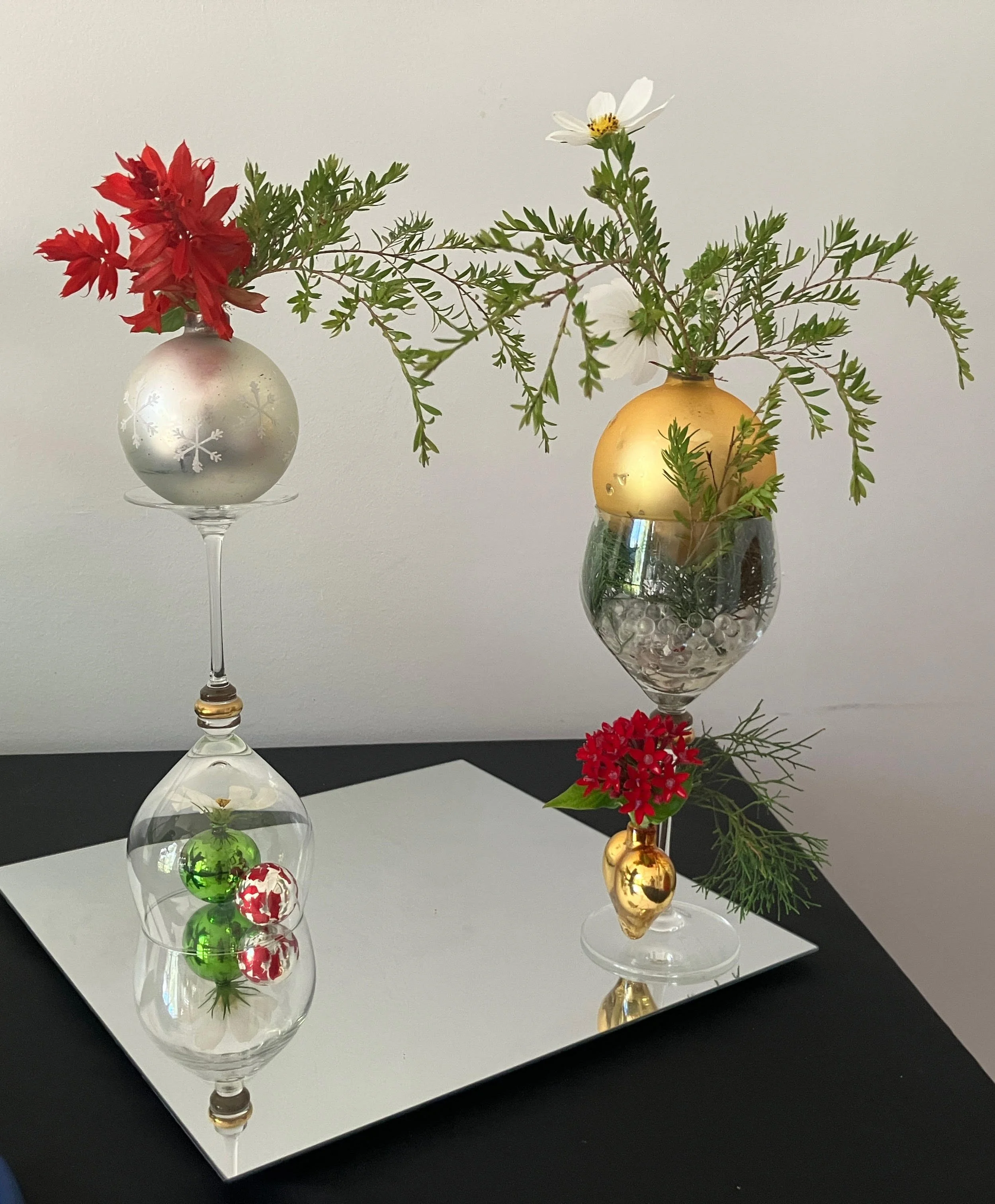 weihnachtliche Tischdeko in Weingläsern.jpg