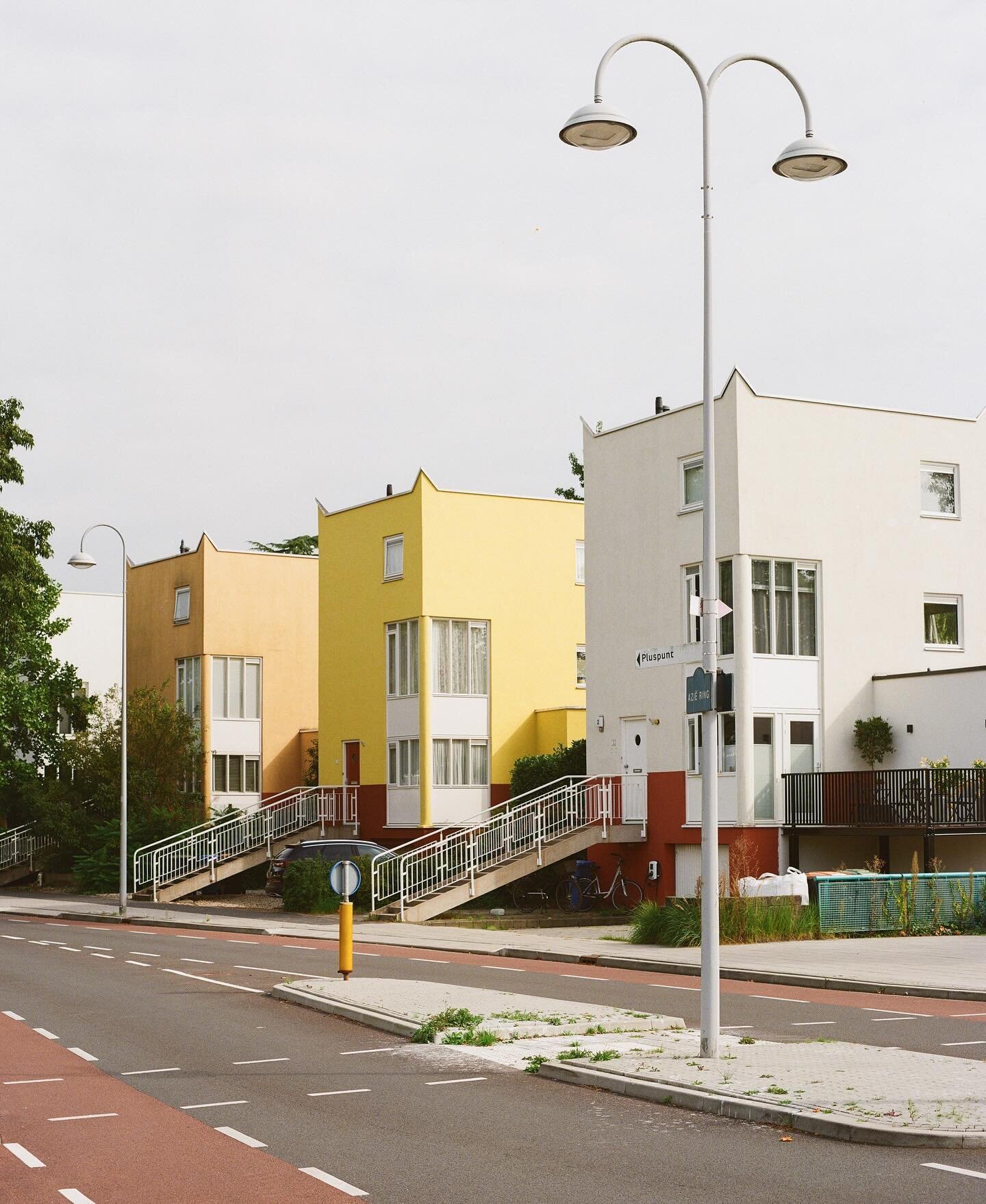 In Kattenbroek vind je naast huizen met kattenoren ook een hele rits andere fantasierijke huizen, van verschillende architecten. Ik dook een middag de wijk in, met @charlotte.thomas als mijn persoonlijke gids, en ik maakte een serie analoge, digitale