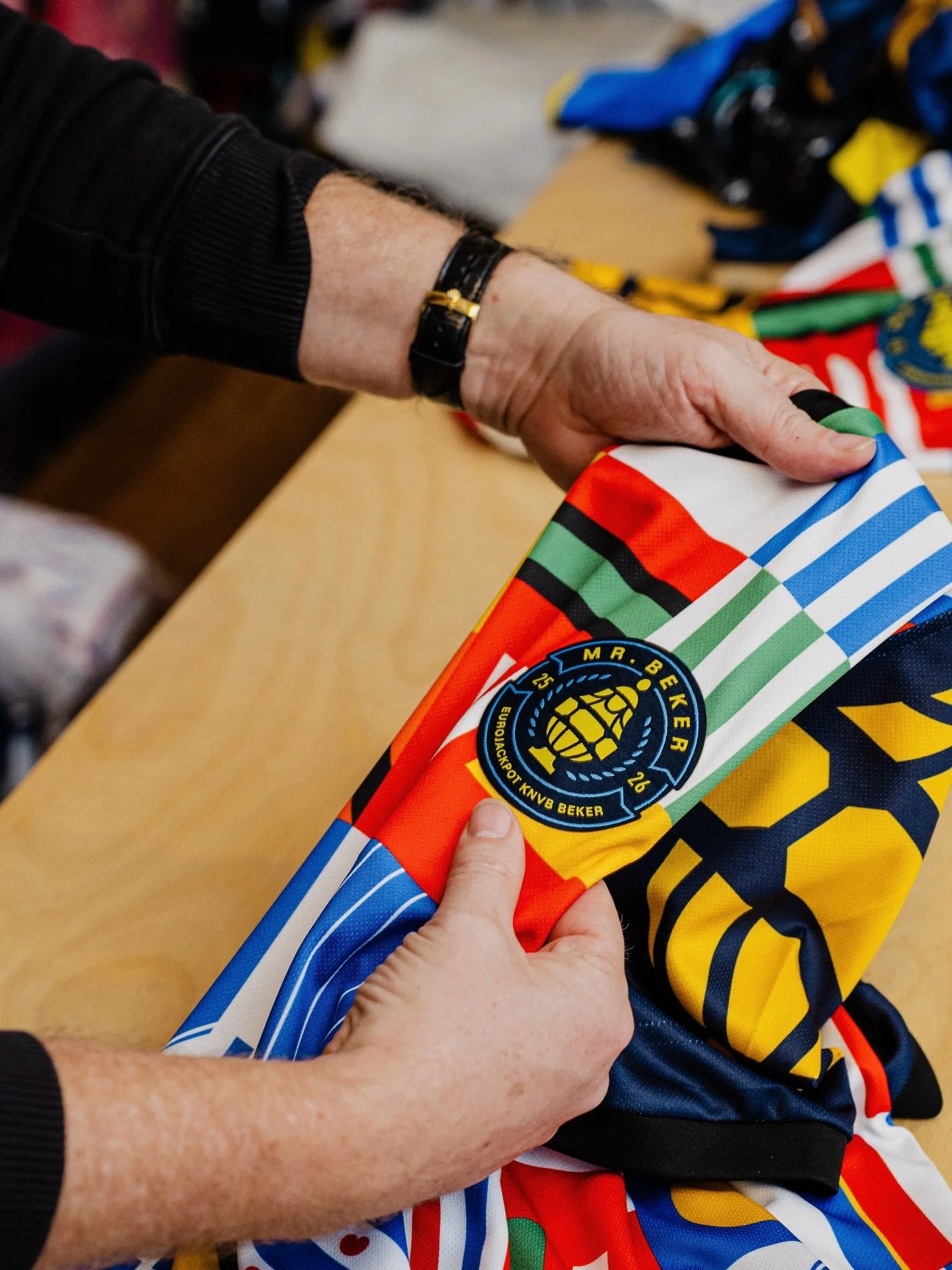 Floor Wesseling wordt soms de voetbalshirtprofessor genoemd.  In zijn atelier zie je snel waarom. Ik fotografeerde dit shirt en zijn maker @floor_wesseling van @bloodin_blood0ut voor een interview met @sportnieuws een tijdje geleden.