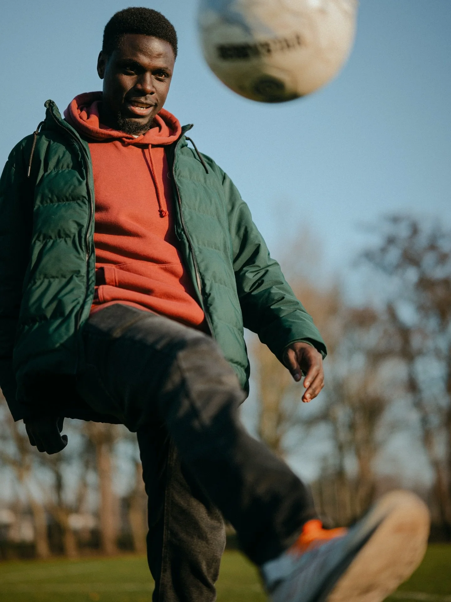 Toen Gerald Baguma zijn droom als topvoetballer moest opgeven, wil hij iets goeds doen. Hij plantte bomen in zijn thuisland Uganda en richtte er scholen op. Nu zit hij in een azc in Amsterdam, maar zit niet stil. Hij organiseert een voetbaltoernooi t