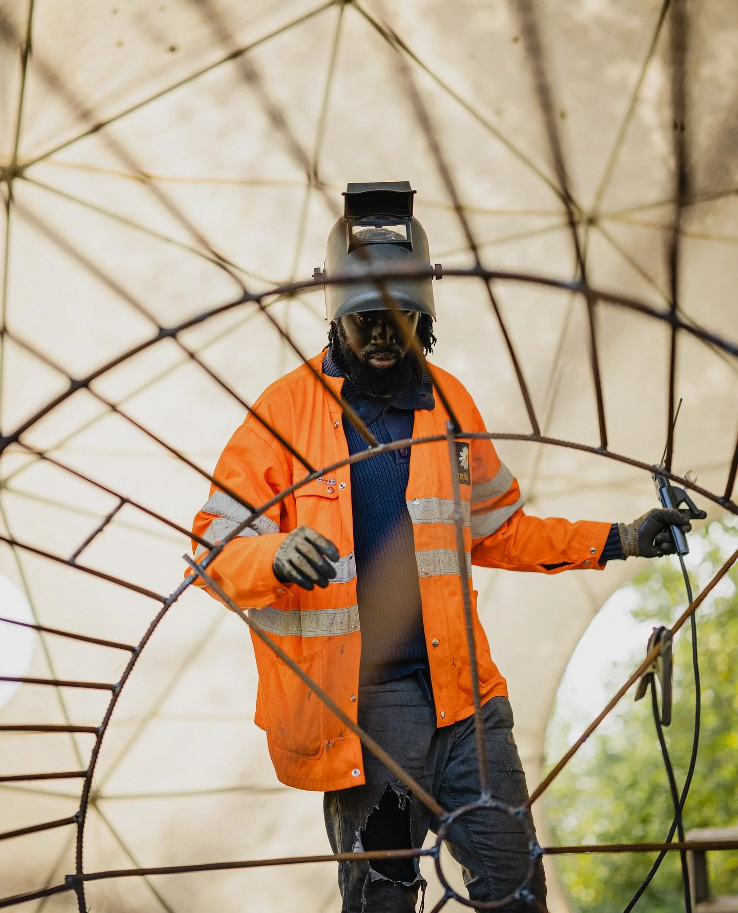 Kunstenaar Momar Sakho maakte een ijzeren baobabboom ter ere van zijn vader, die de Schipholbrand meemaakte. Hun verhaal lees je in de nieuwste @z_de_amsterdamse_straatkrant