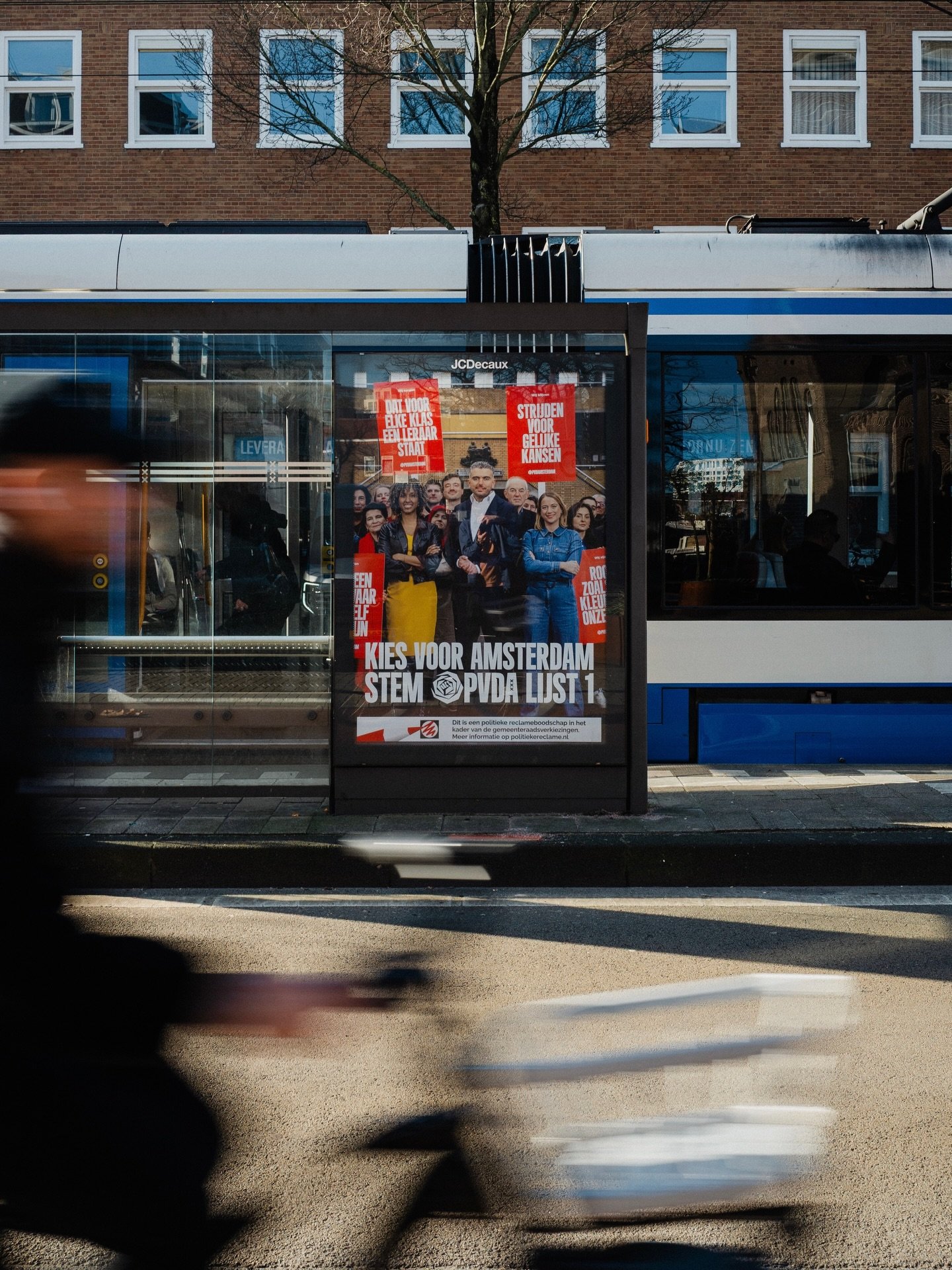 Voor de gemeenteraadsverkiezingen portretteerde ik 94 PvdA&rsquo;ers en maakte deze groepsfoto. De beelden zijn geschoten op de NDSM-werf en in de Centrale Markthal, twee iconische Amsterdamse plekken voor een mooie serie campagnebeelden van @pvda020