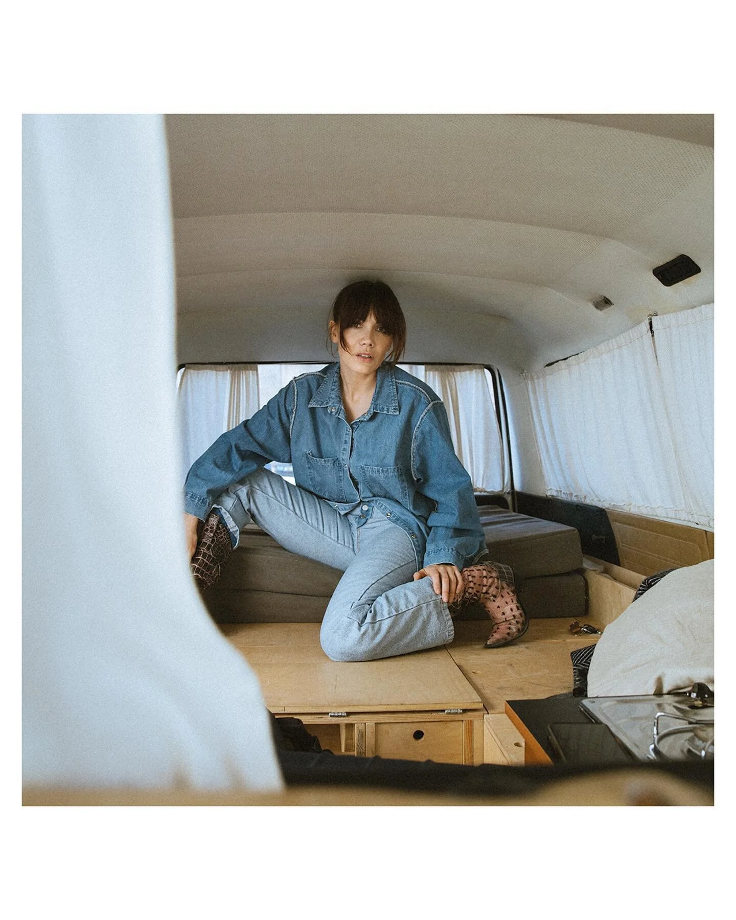 campervan vibes with Olga 👖

talent: @olgaboladz_official 
stylist: @karolina_domaradzka 
assistant: @boskauboska
MUA: @sylwiarakowskamakeup 
hair: @aleksandra_pluzynska 
photographer: @nataszamaria 

&bull;
&bull;
&bull;
#totaldenim #editorialphoto