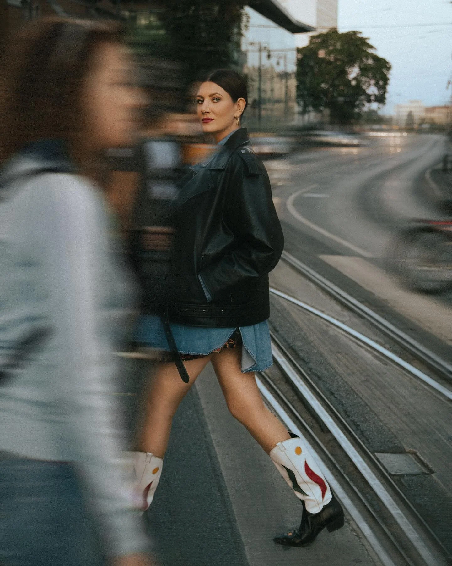 the absolute boss lady @karolina_domaradzka 📷

&bull;
&bull;
&bull;
#canonpolska #karolinadomaradzka #zdjeciemiesiacacanon #dynamicportraits #blurredphoto #blurredbackground #cowboyboots #fashionphotographers #fotografwarszawa #londonphotographer #f