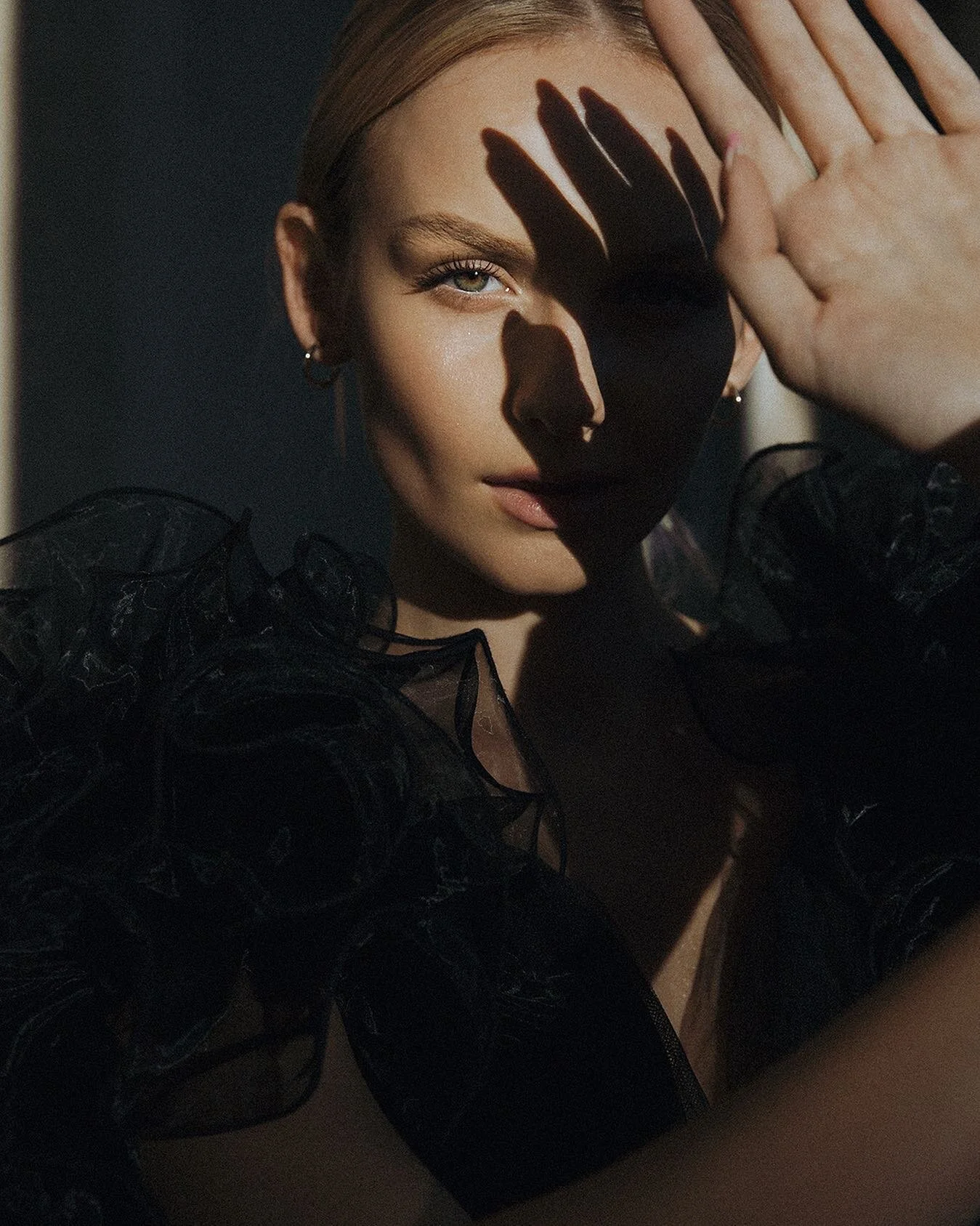 👁
model: @koperskada / @bartlomiejbialy 

&bull;
&bull;
&bull;
#fashionportrait #modeltests #canonportrait #canonpolska #fashionphotographyeditorial #fashionphotographyappreciation #contrastphotography #hardlight #sesjafotograficzna #berlinphotograp