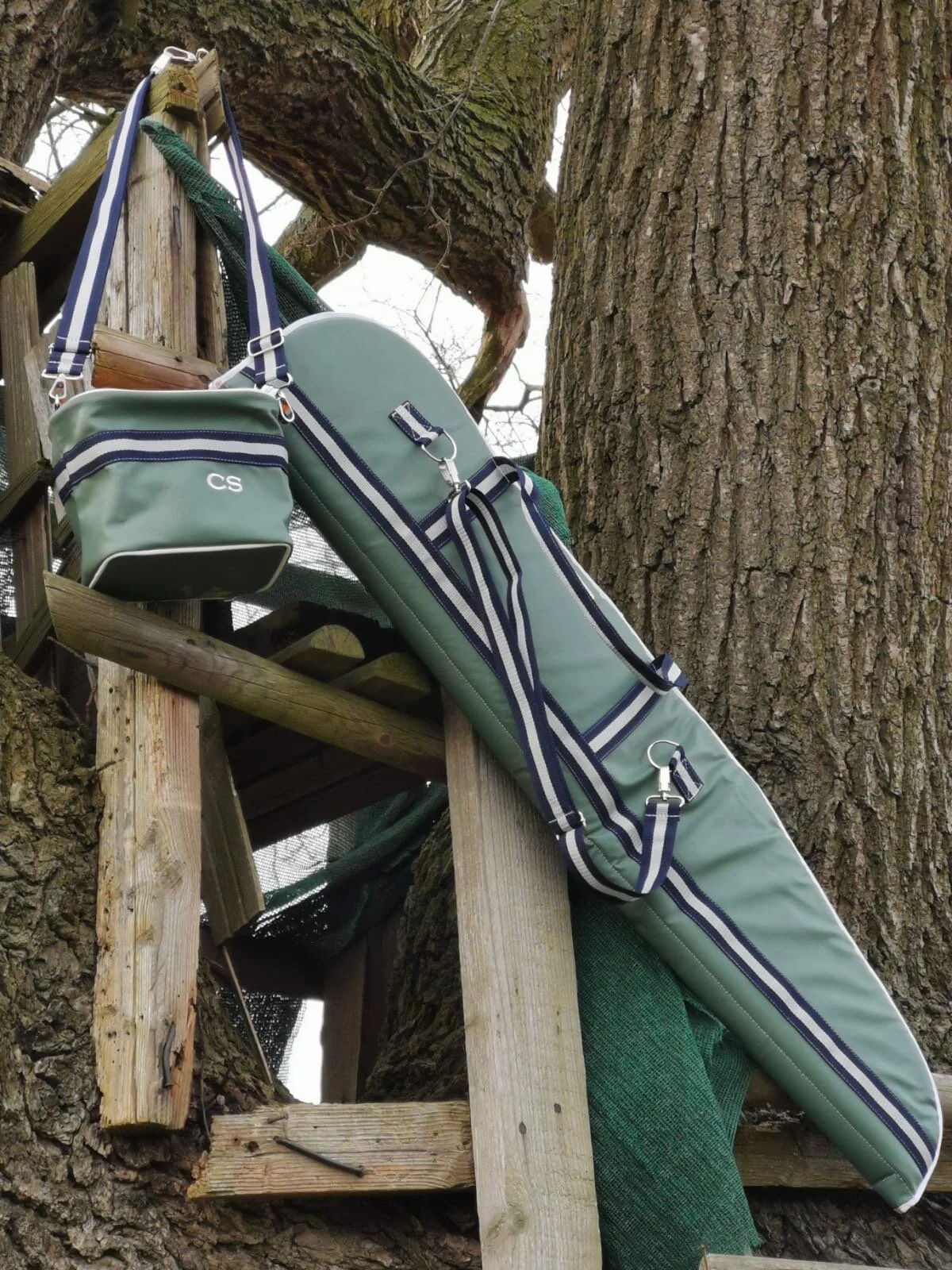 Jagdfutteral Baum nah.JPG