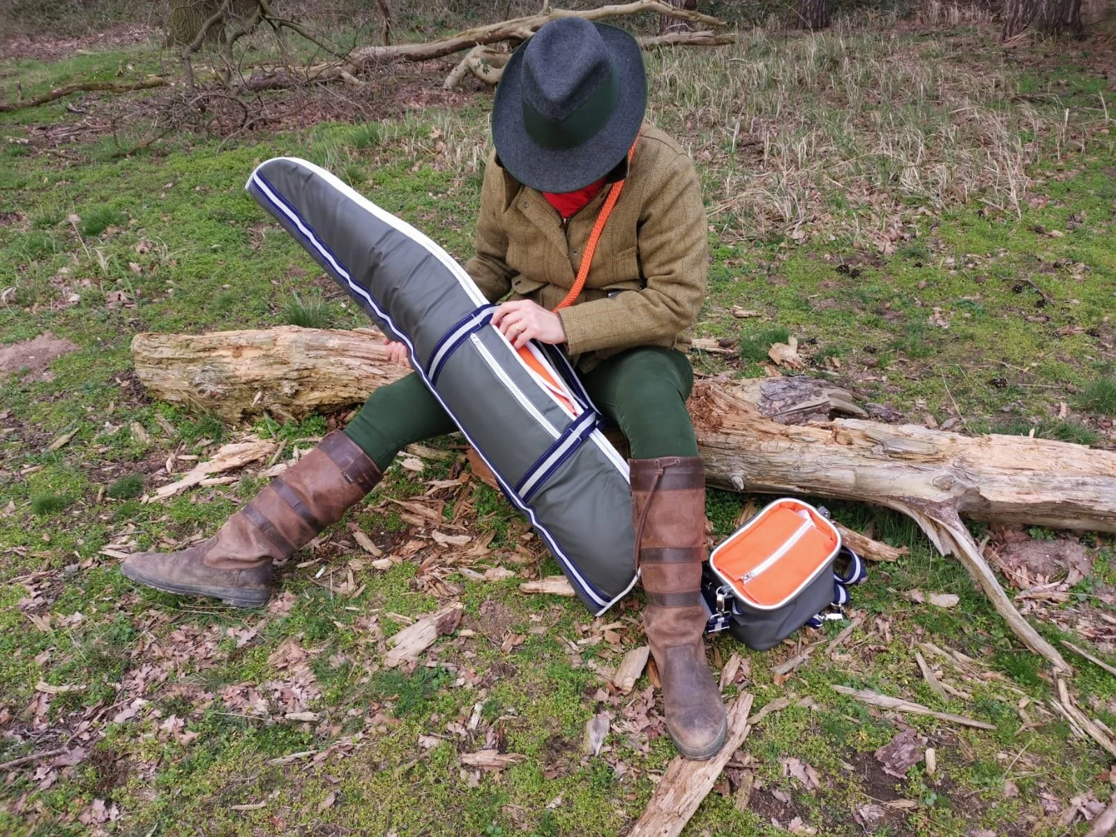 Jagdfutteral sitzend.JPG