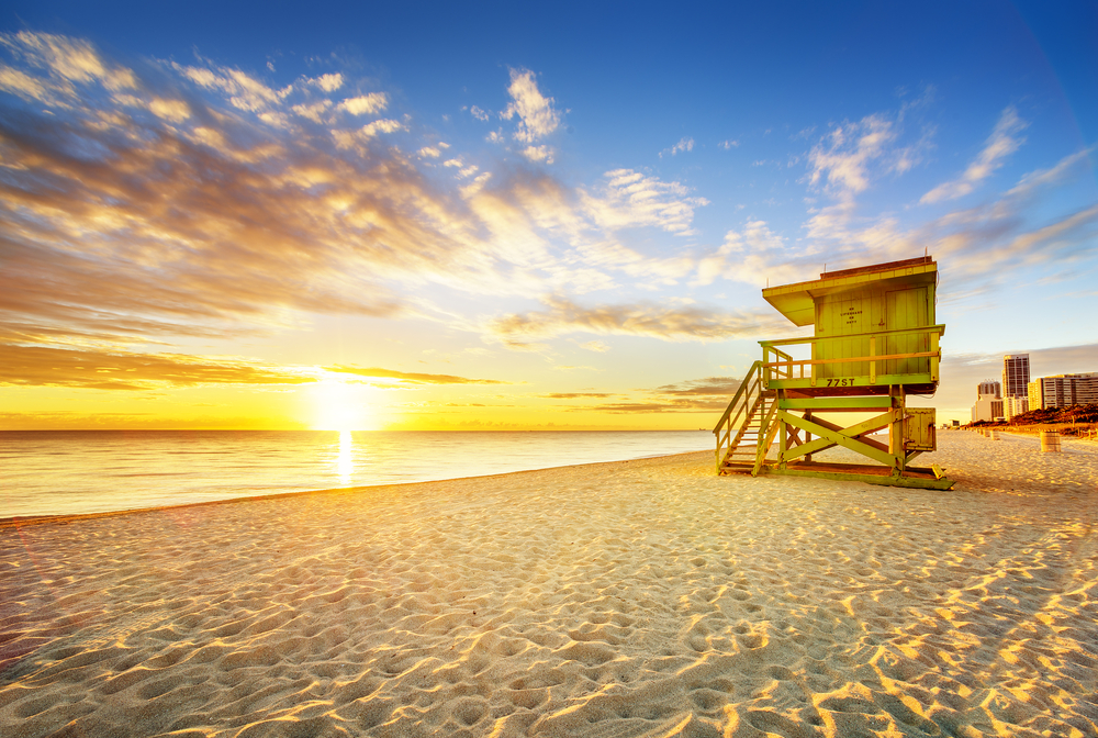 Solen går ned over Atlanterhavet ved Miami Beach; en perfekt destinasjon hvor man kan kombinere storby med badeliv.